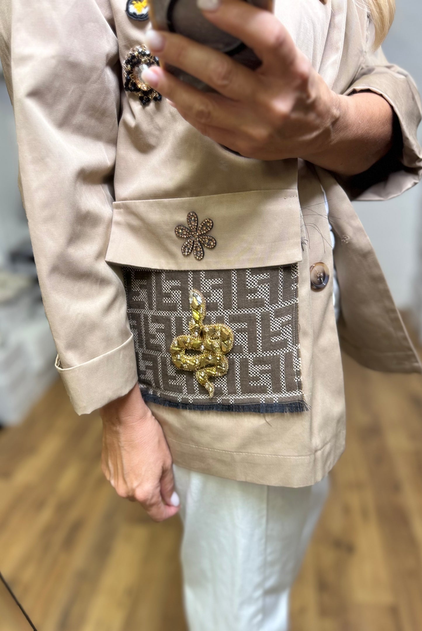 AB Pink . Chiarina beige con patch iconiche