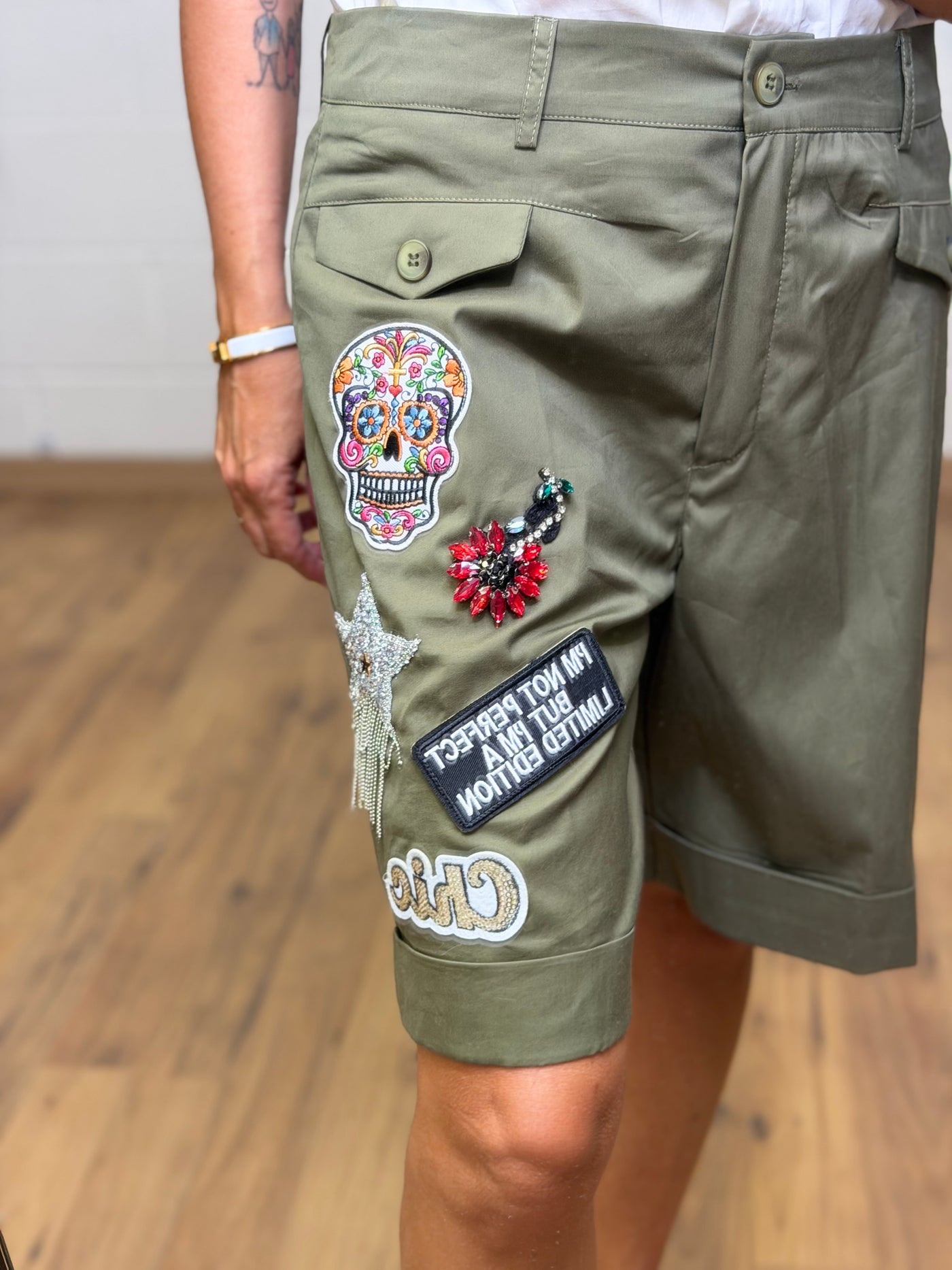 ABpink. Bermuda verde militare con patch-50%