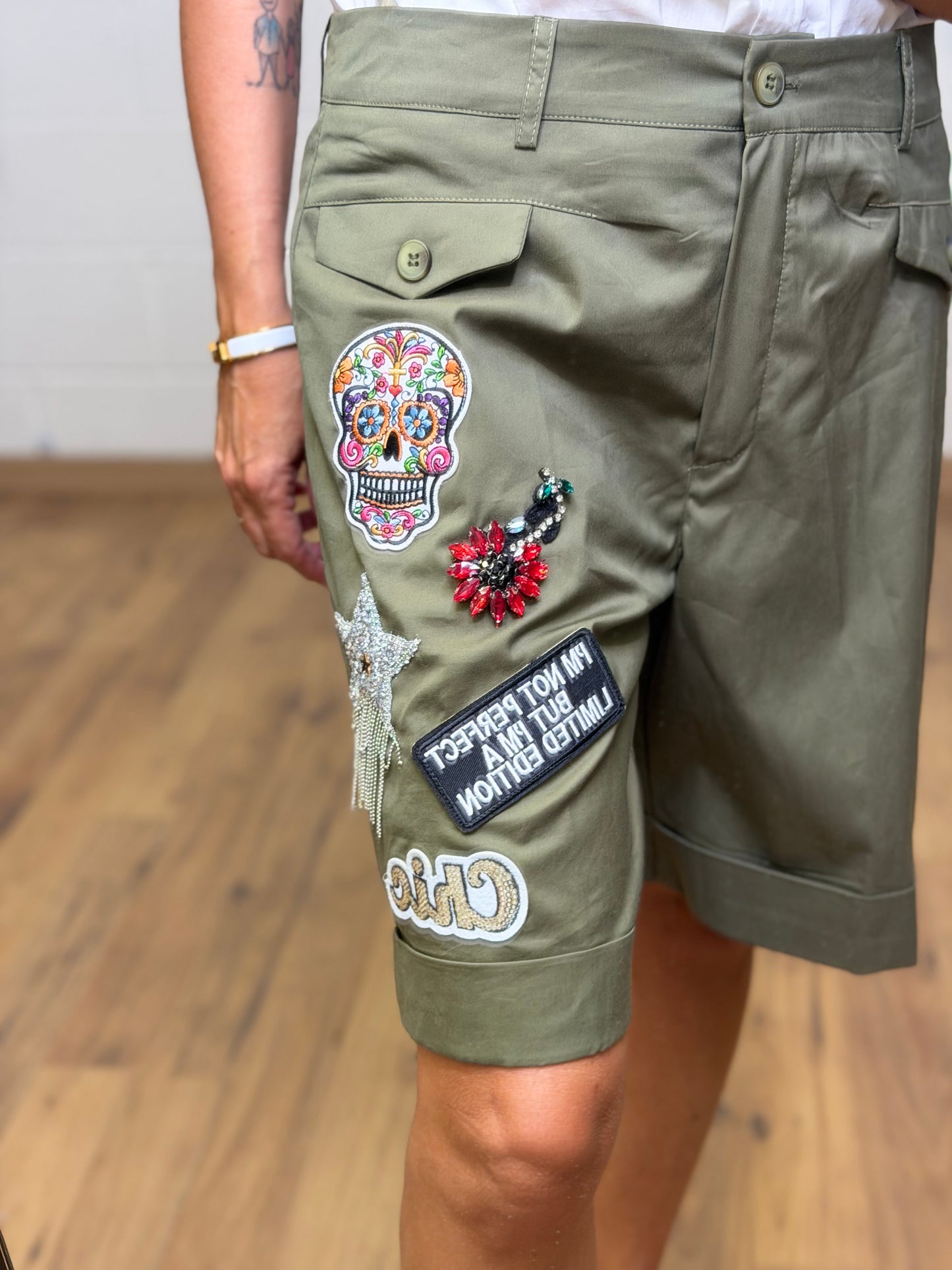 ABpink. Bermuda verde militare con patch