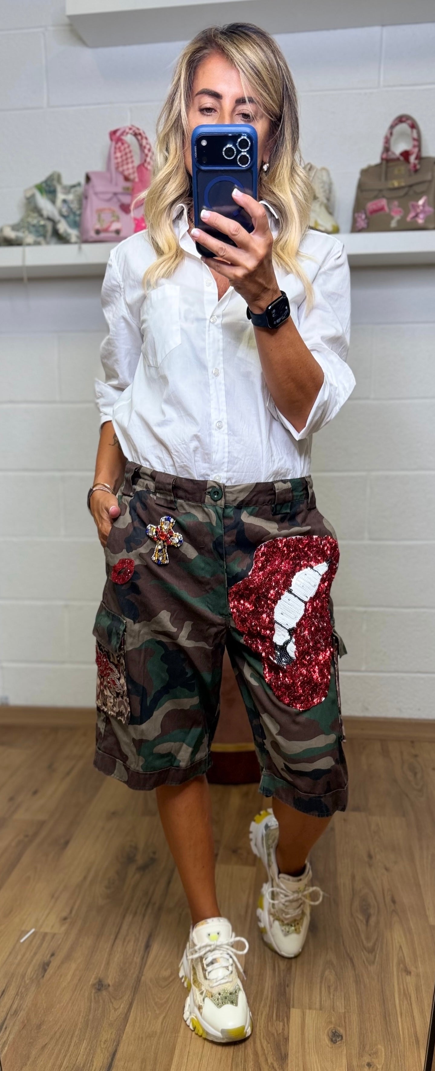 Abpink. Bermuda camouflage con patch gioiello