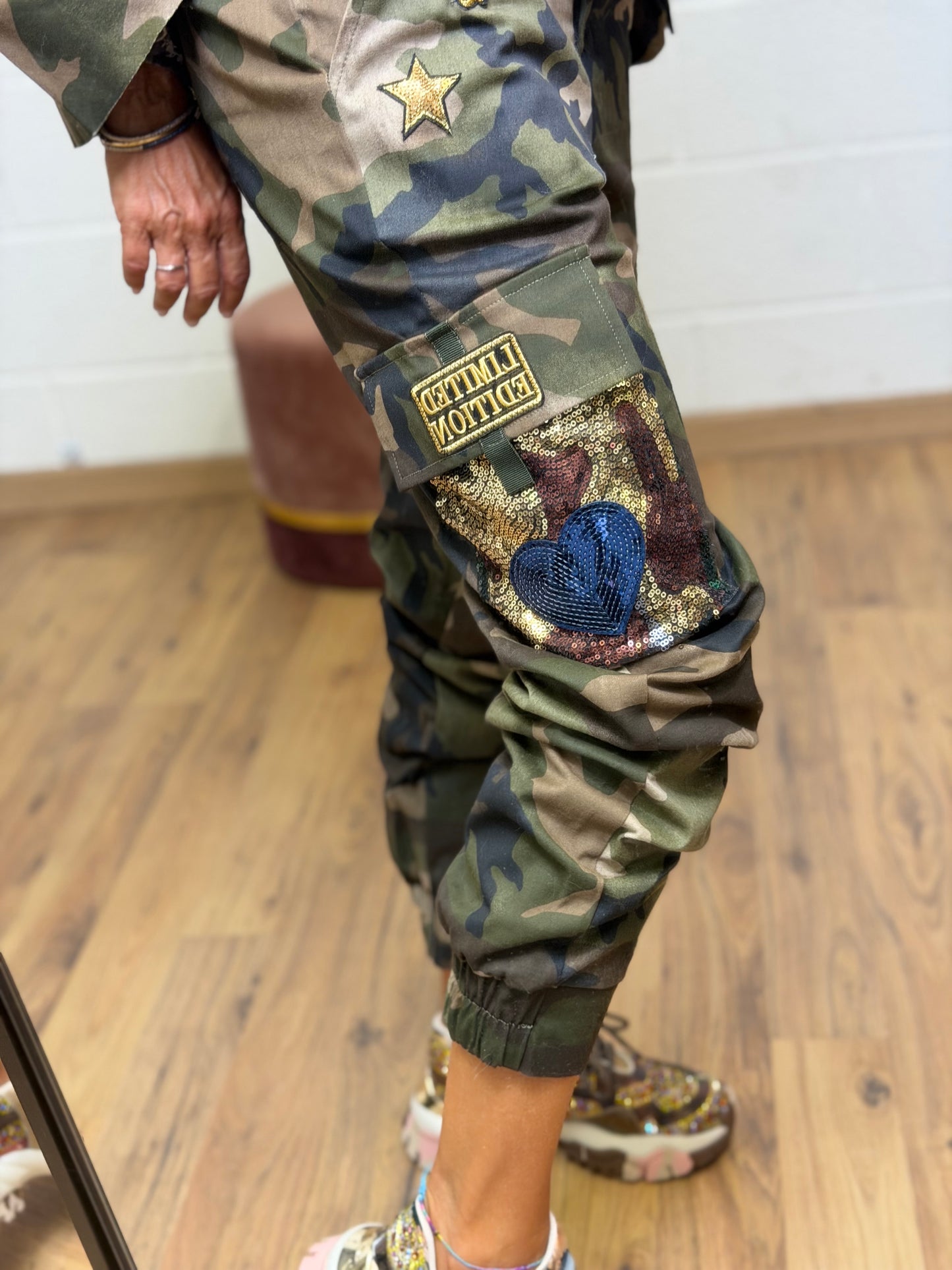Abpink. Cargo camouflage con patch gioiello