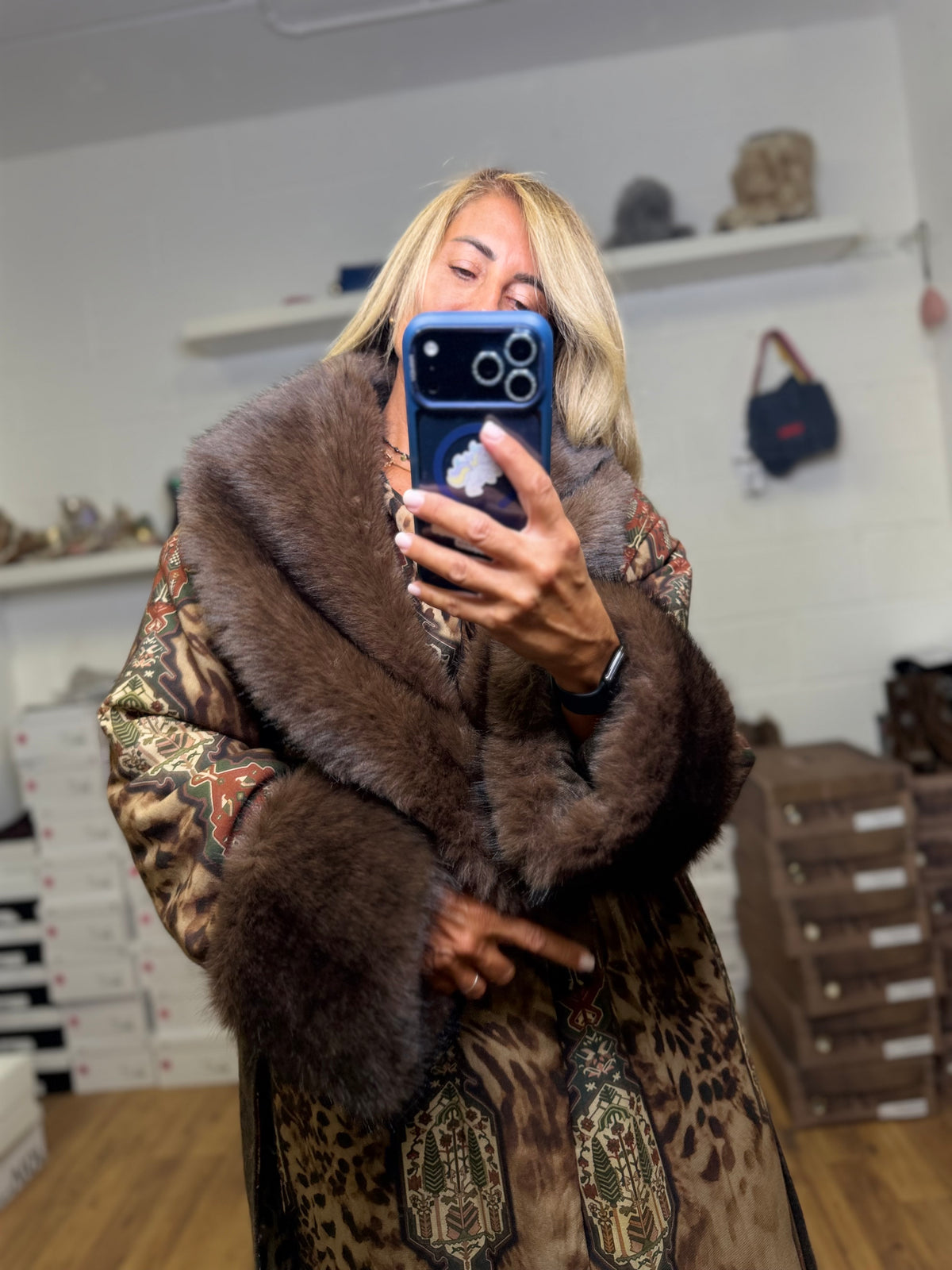 Front Street. Cappotto lungo animalier con dettagli effetto pelliccia