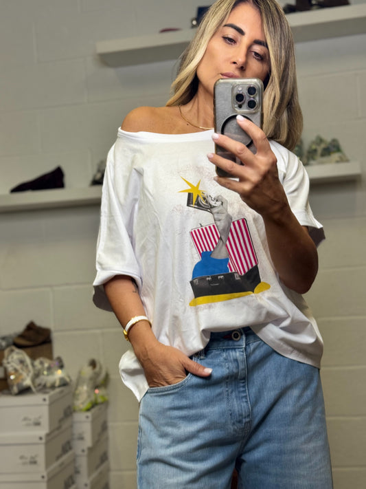 AB Pink. T-shirt over macchina fotografica