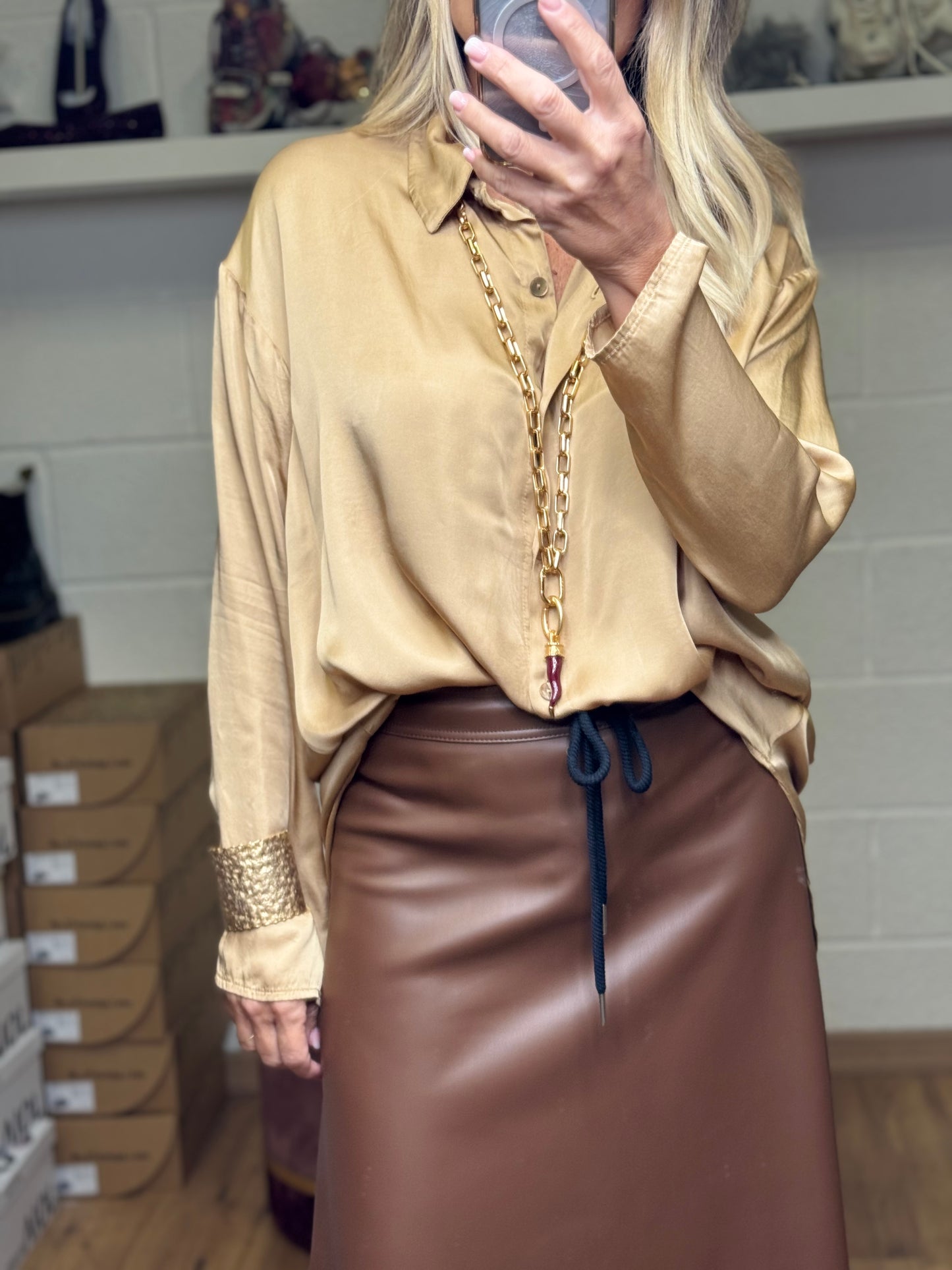 Le Streghe. Camicia in satin gold