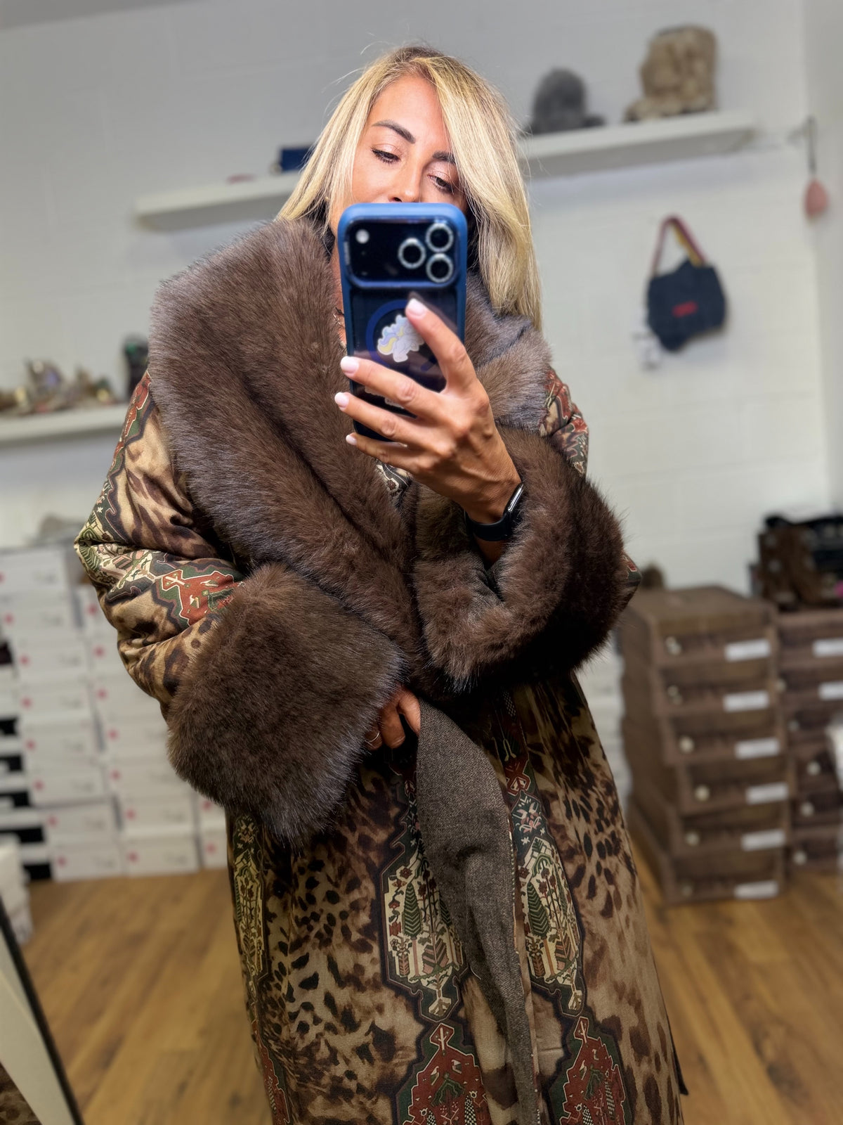 Front Street. Cappotto lungo animalier con dettagli effetto pelliccia