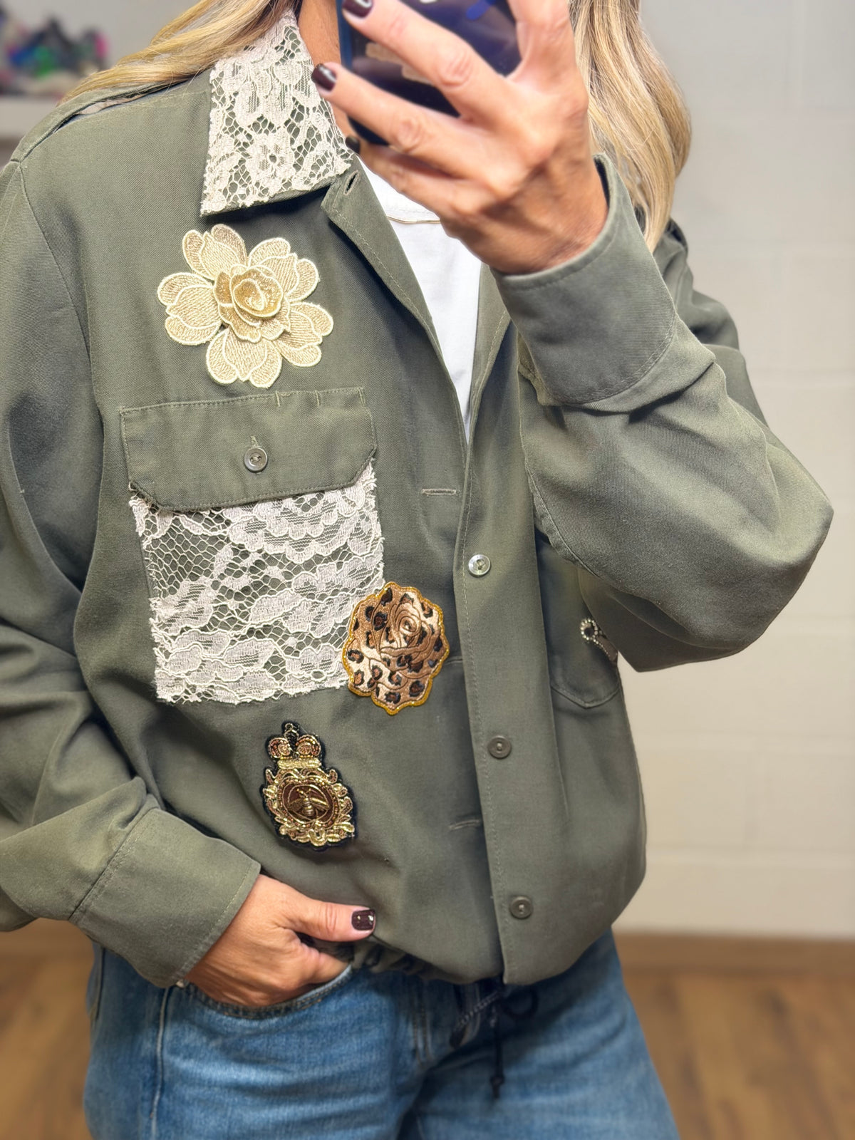 AB Pink. Bomber verde militare con applicazioni gioiello