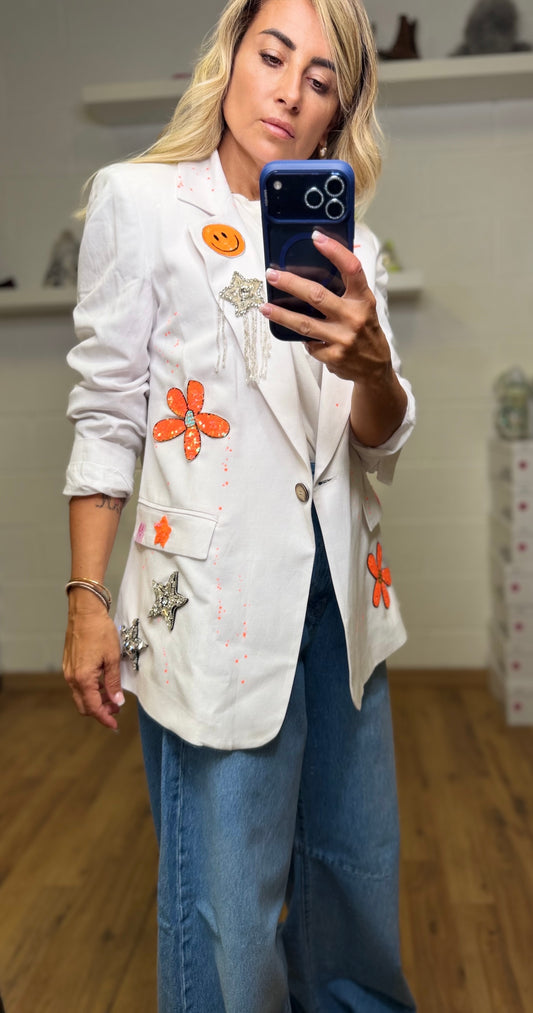 Abpink. Blazer Bianco Custom con Dettagli Fluo e Patch Pop