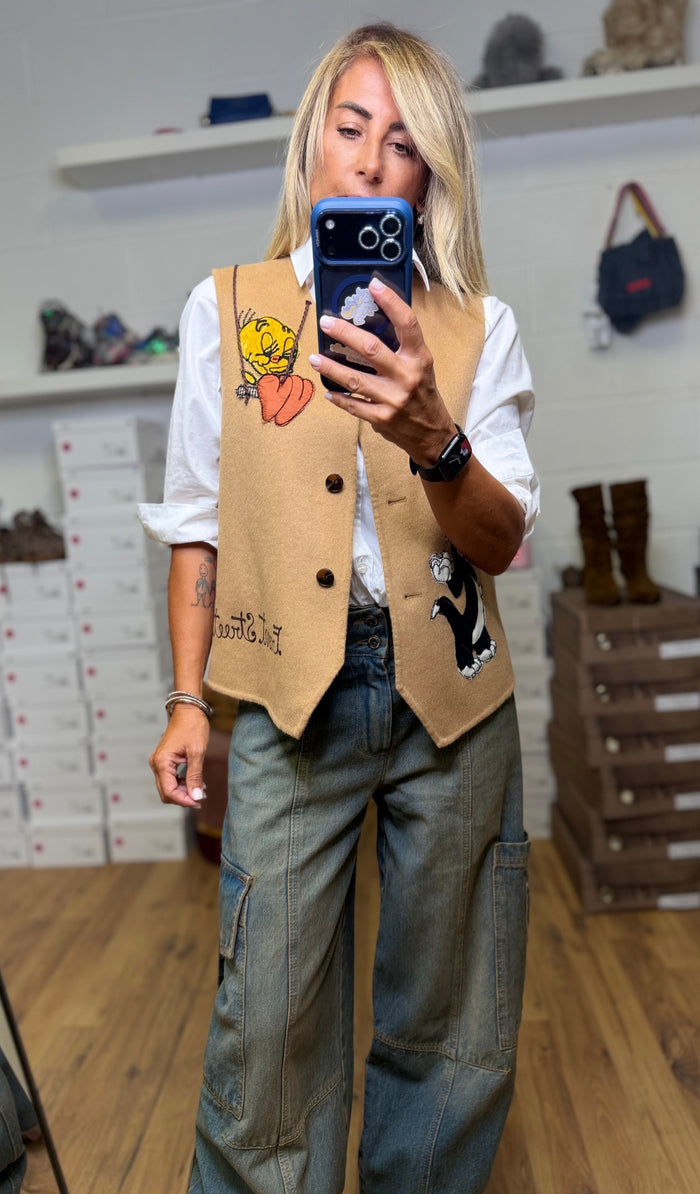 Eva Boutique 21, Front Street. Gilet ricamato cammello