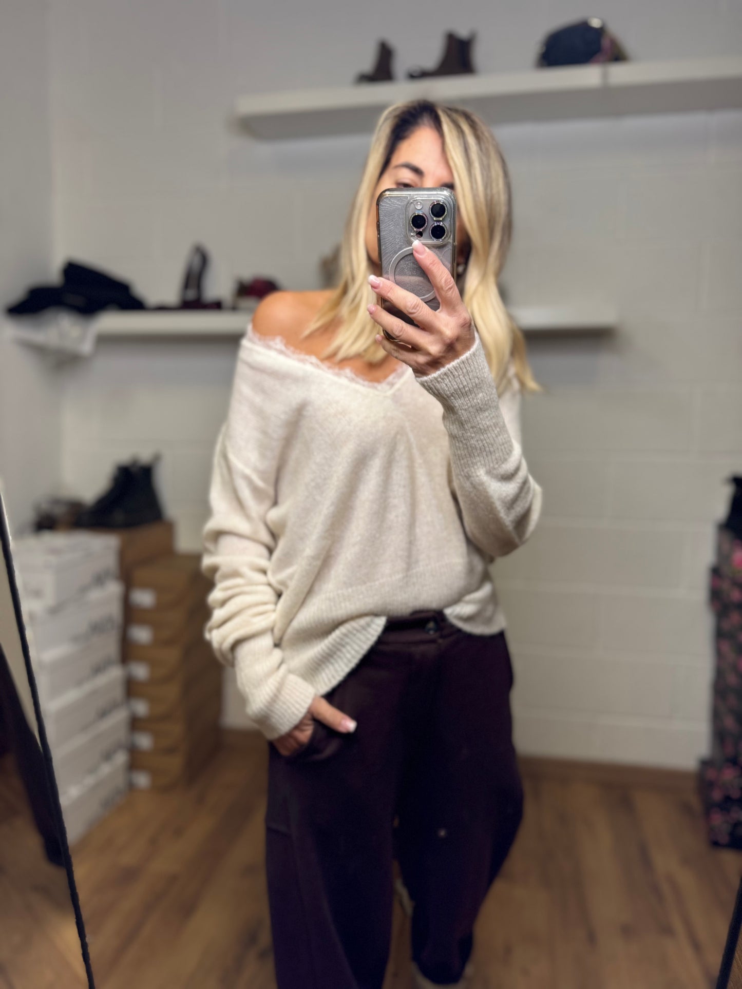 Le Streghe. Pull latte con pizzo