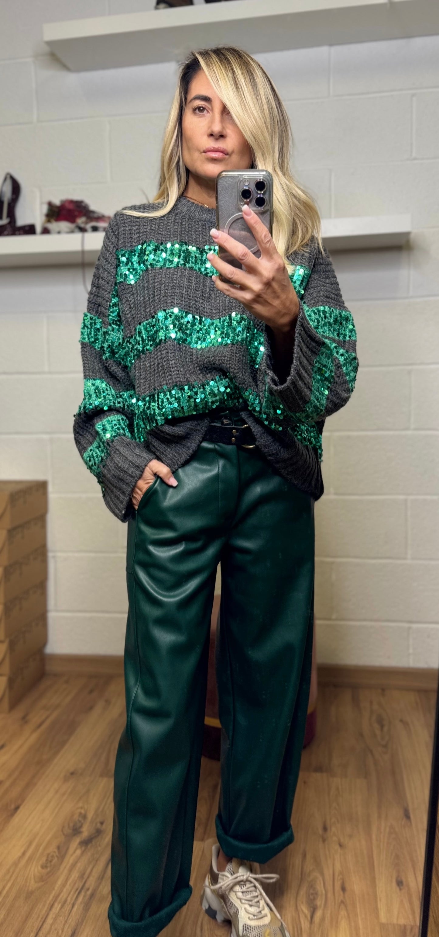 Dixie. Pull grigio con paillettes verde smeraldo