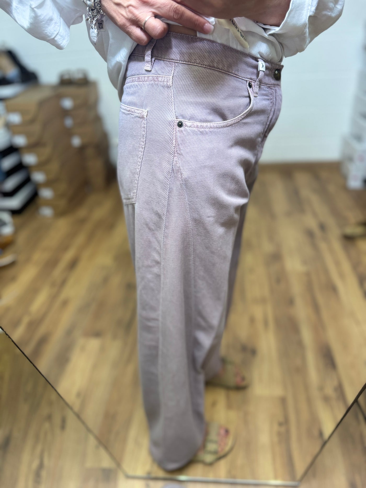 Myths. Pantalone rosa
