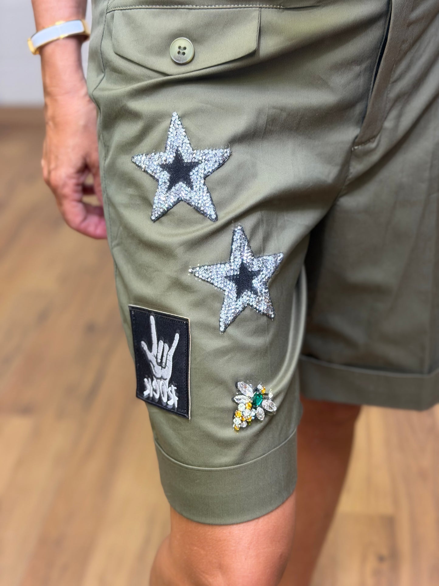 ABpink. Bermuda verde militare con patch