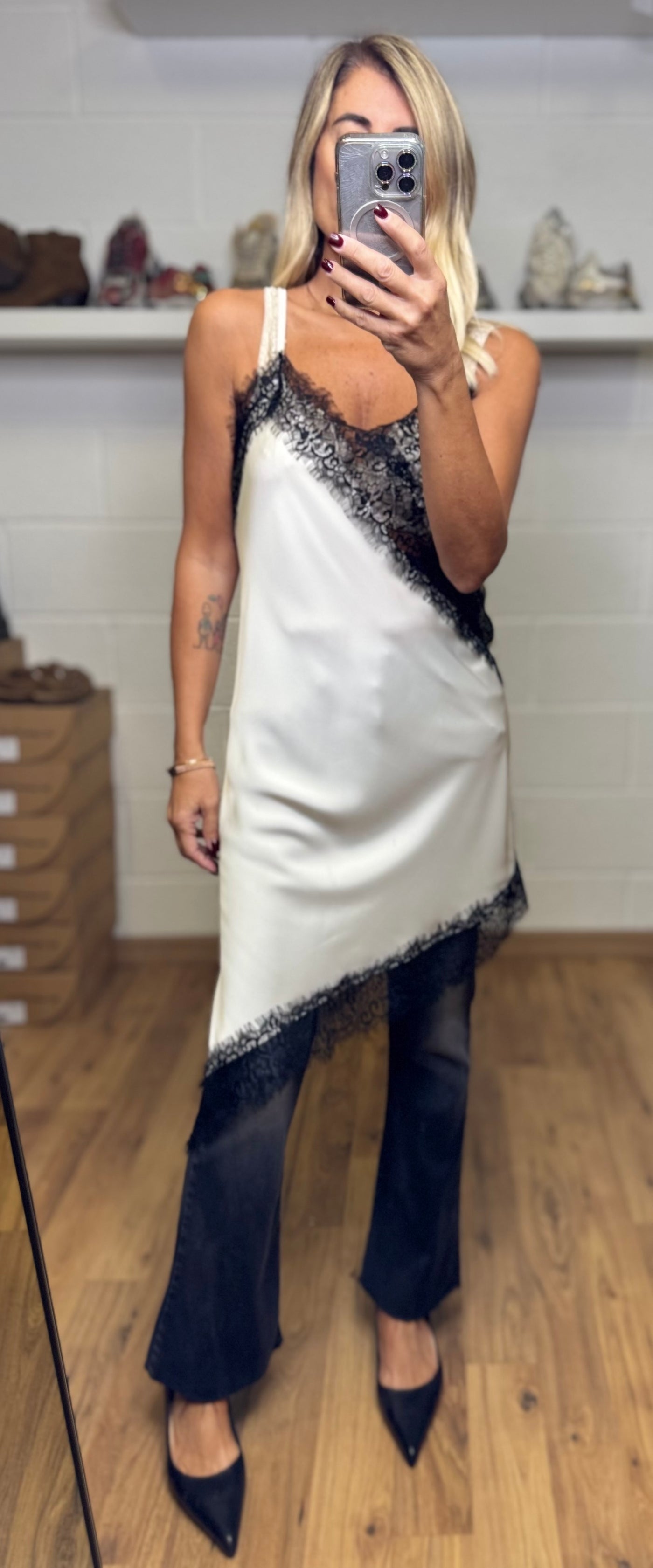 Le Streghe. Abito in satin latte-60%