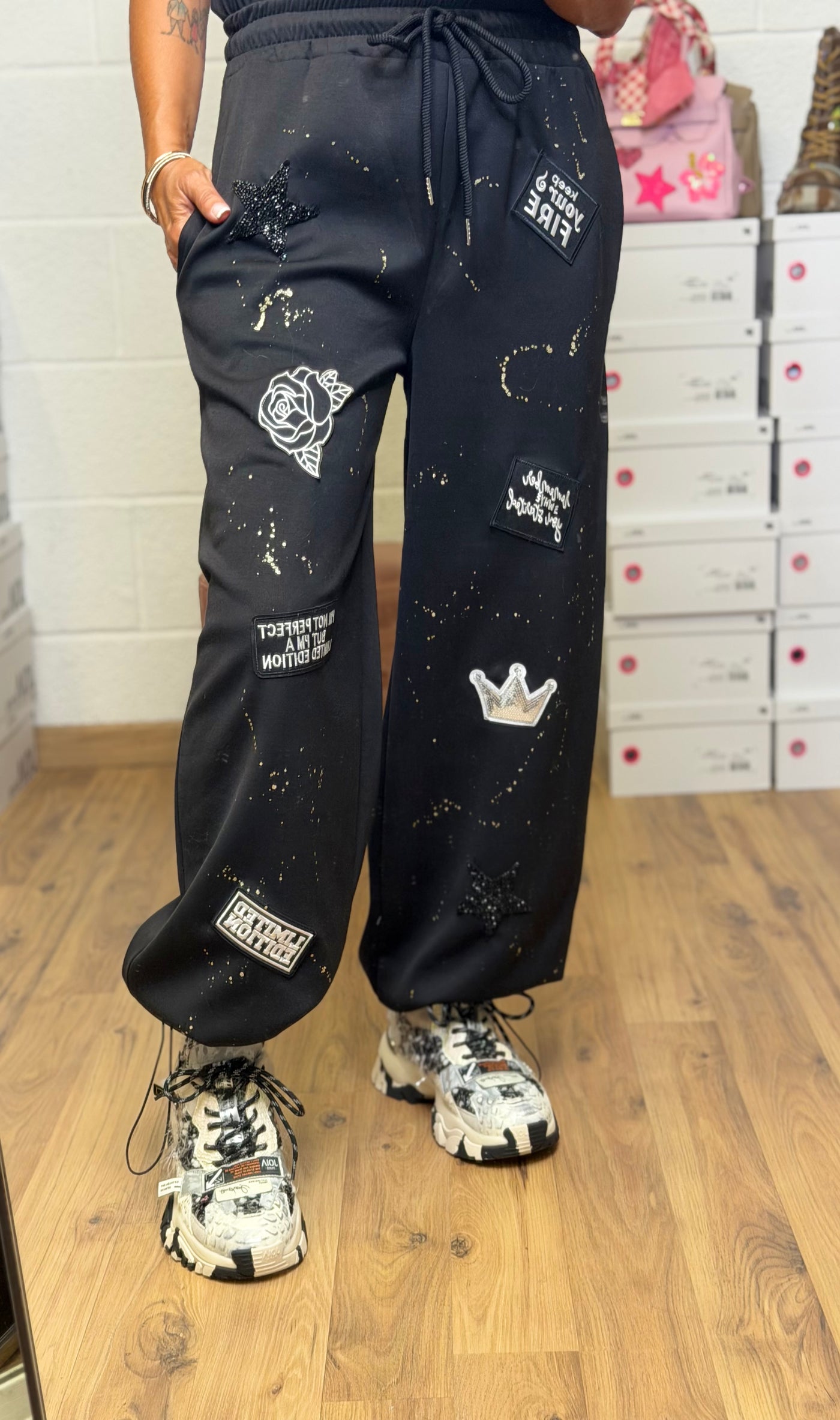 Abpink. Pantalone jogger patch & ricami