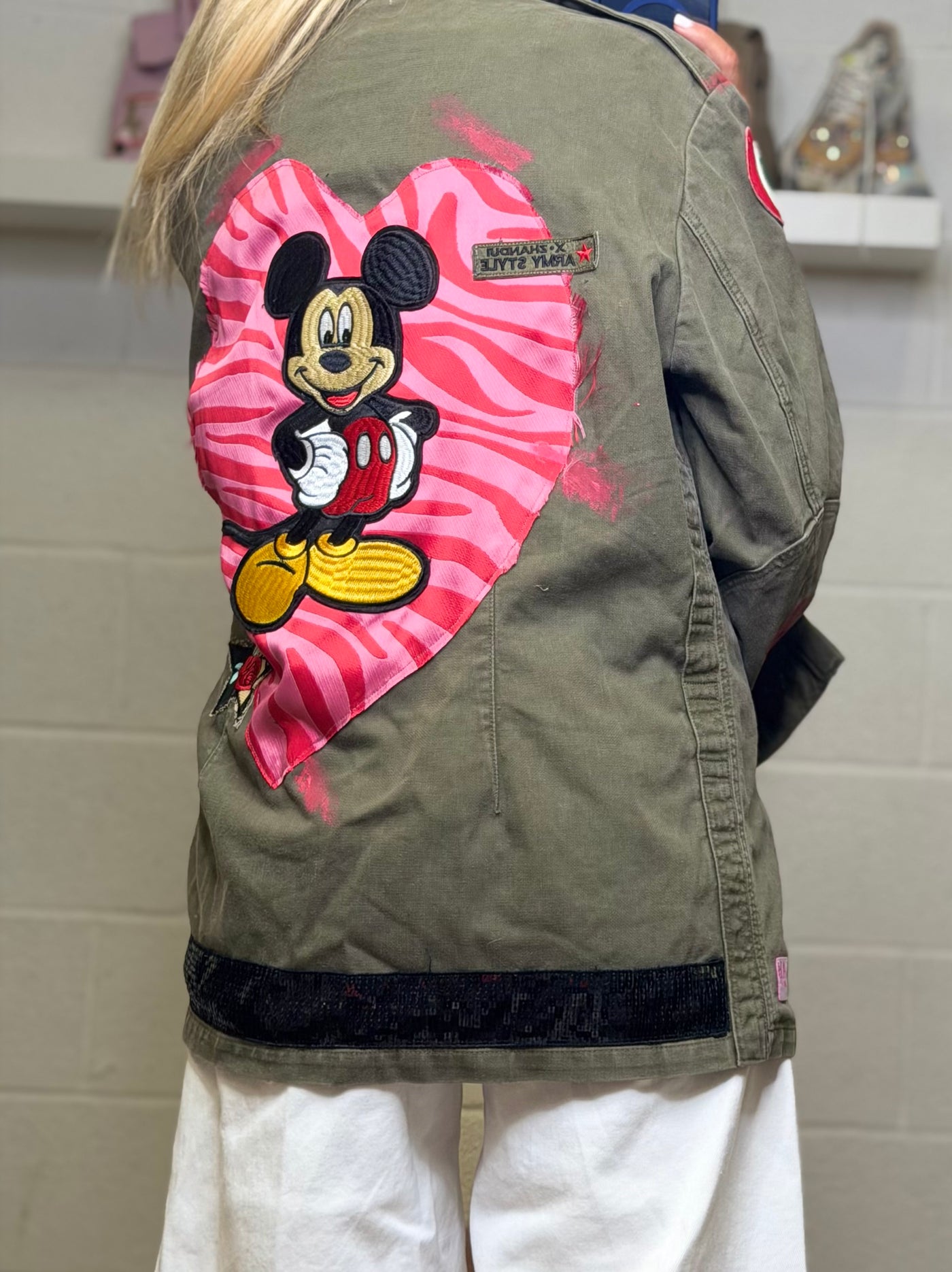 ABpink. Giacca militare customizzata con applicazioni e ricami handmade-40%