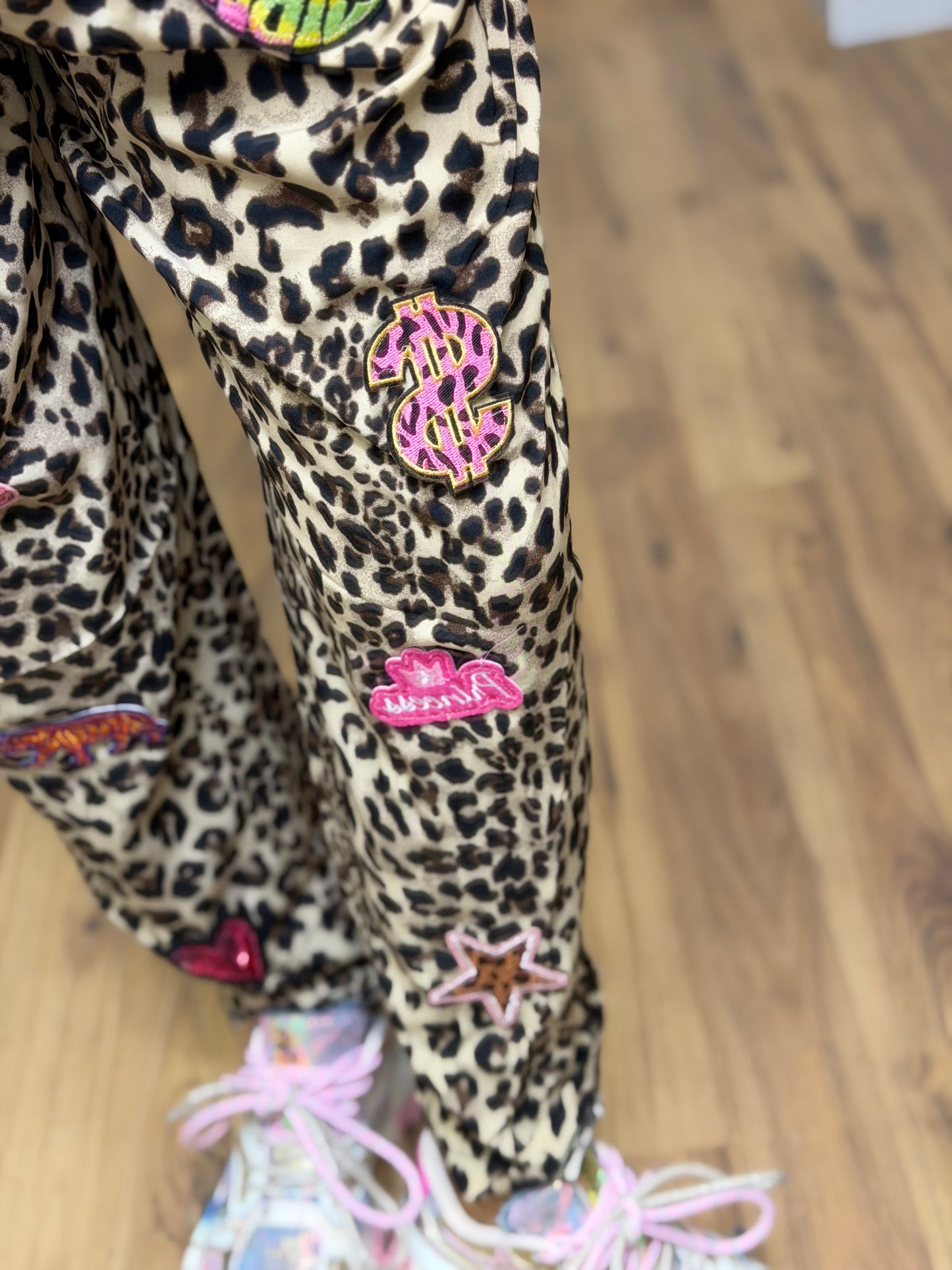 ABpink. Pantalone in stampa animalier con applicazioni
