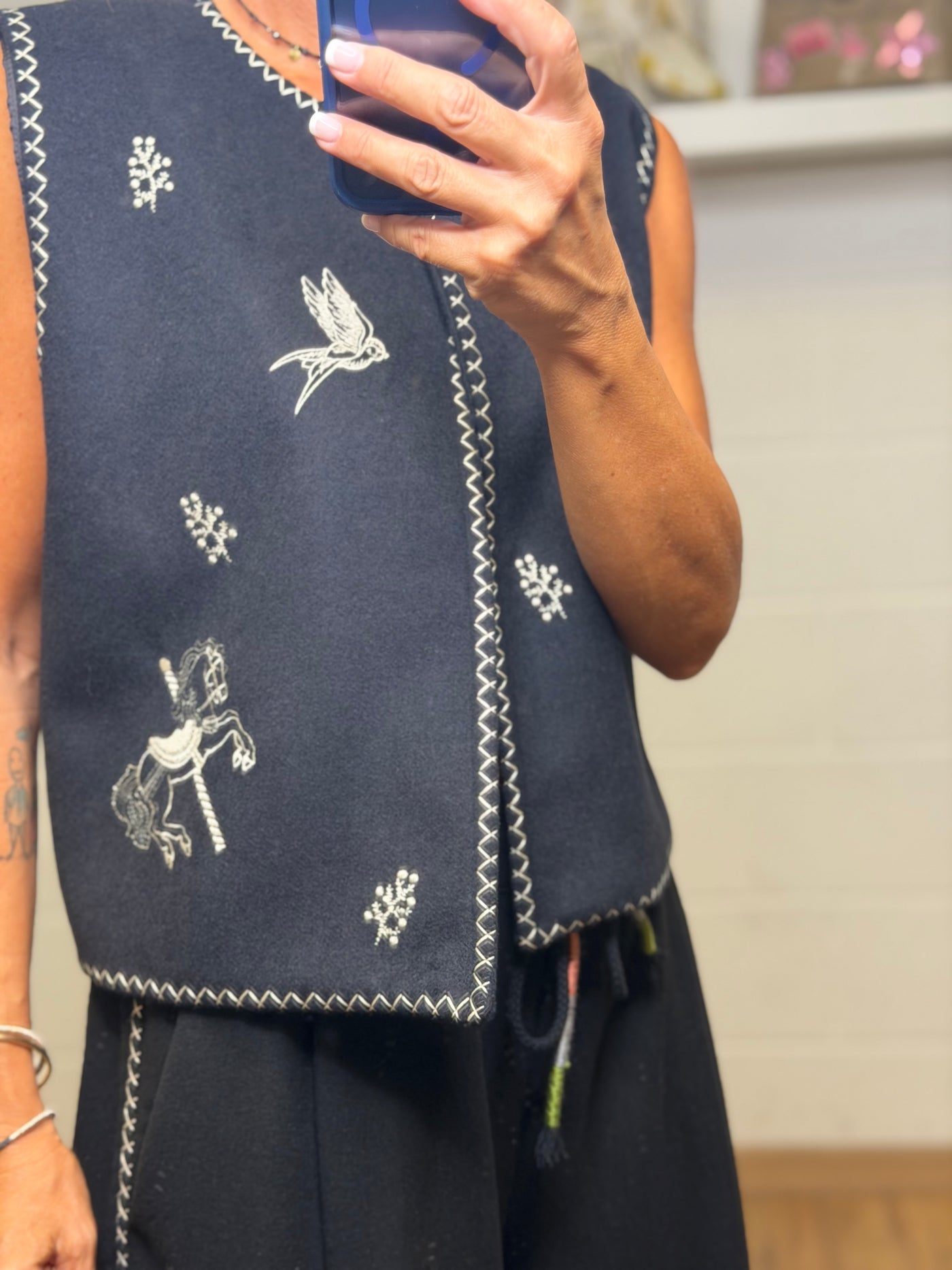 Front Street. Gilet ricamato nero
