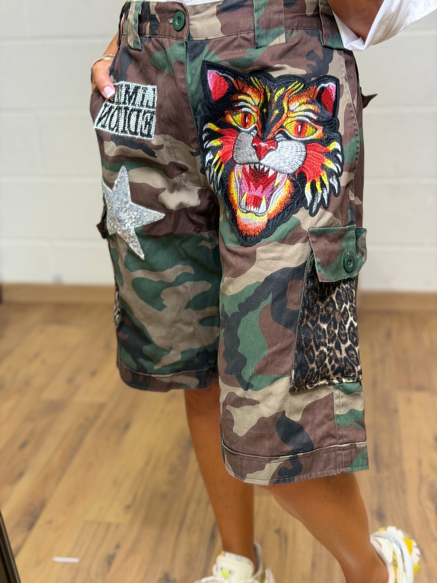 Abpink. Bermuda camouflage con patch gioiello