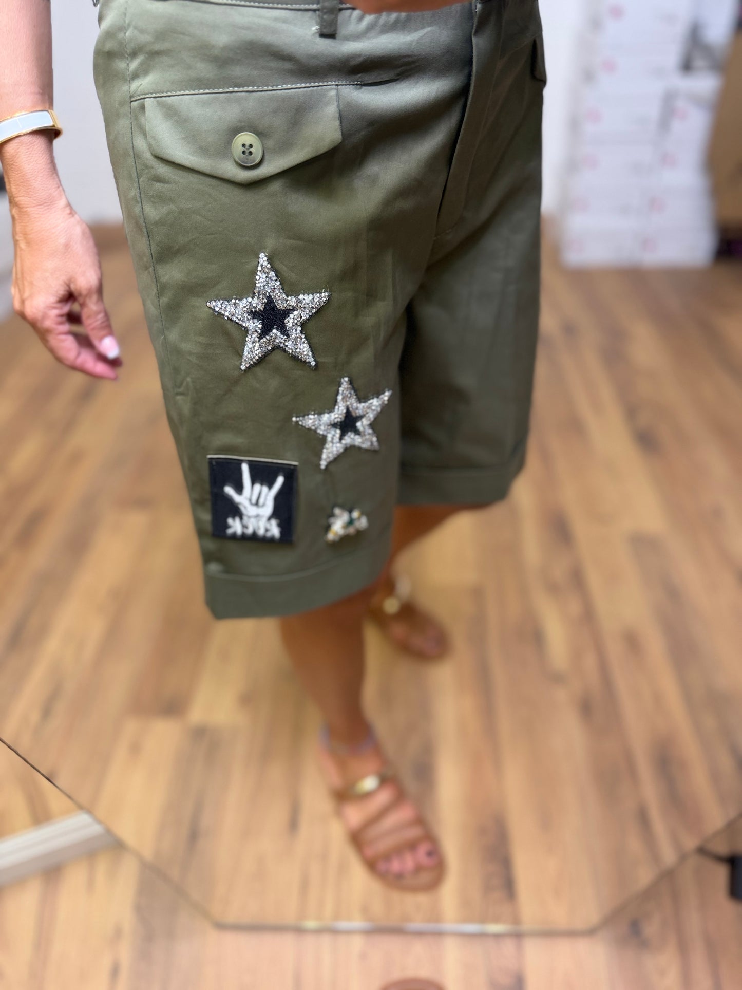 ABpink. Bermuda verde militare con patch