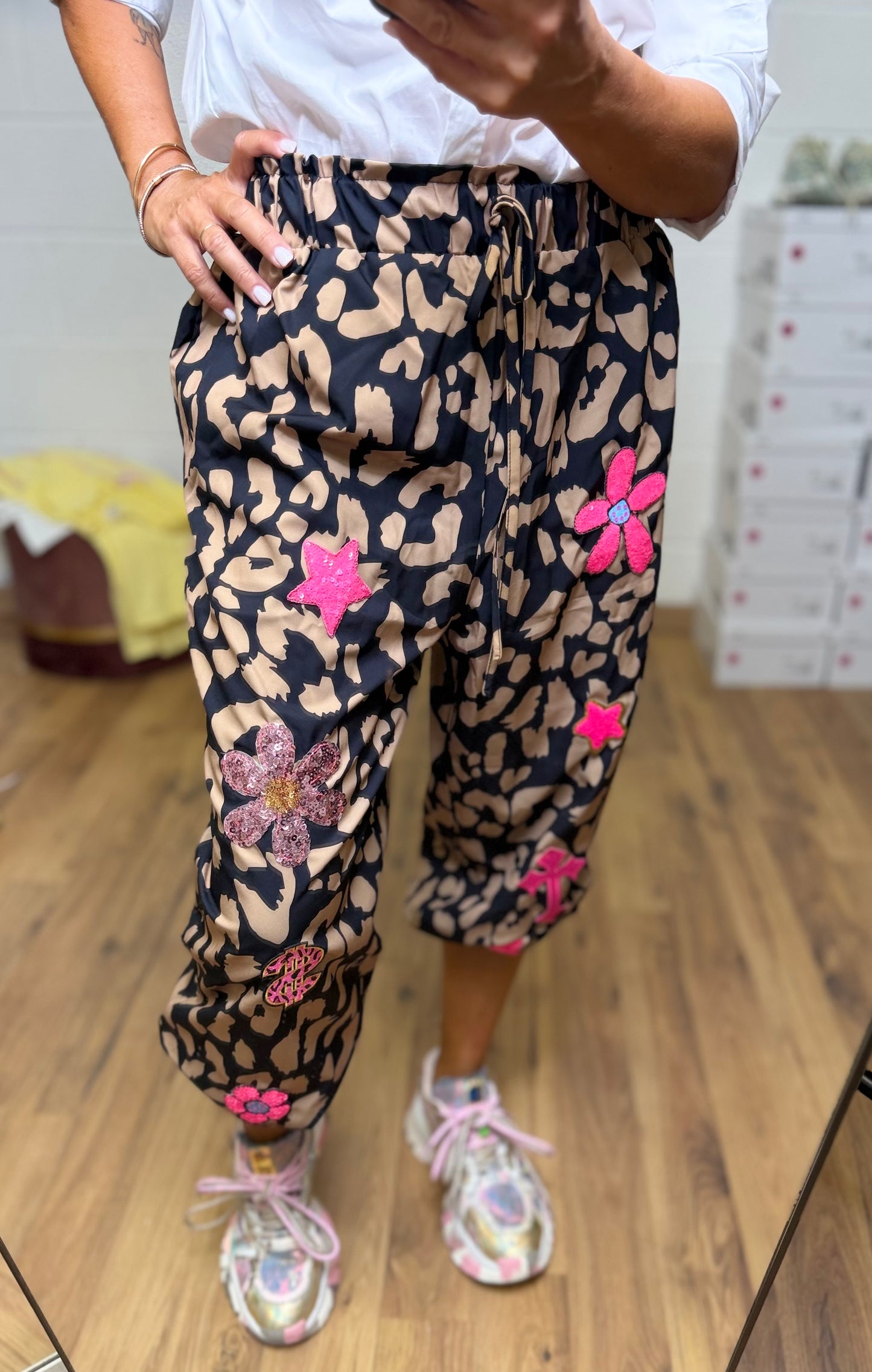ABpink. Pantalone animalier con applicazioni – Pezzo Unico