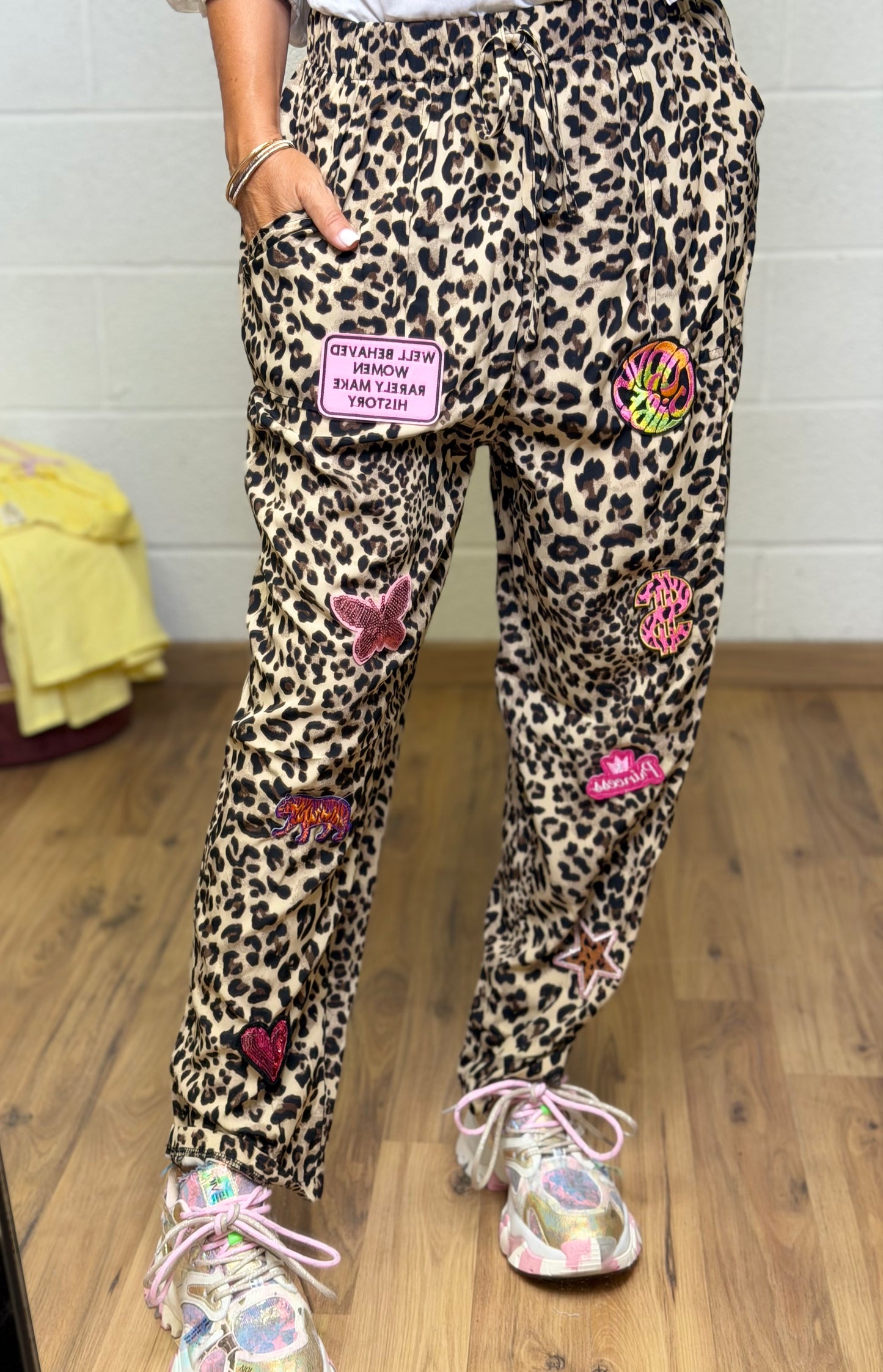 ABpink. Pantalone in stampa animalier con applicazioni