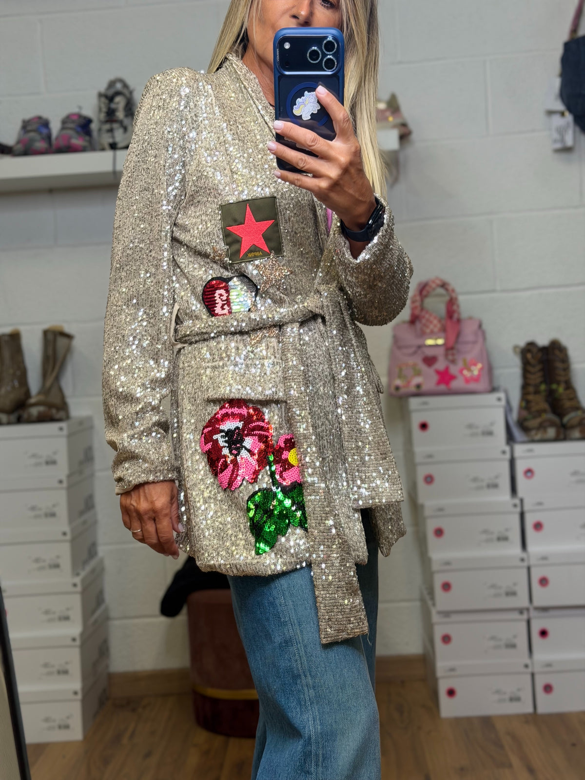 Abpink. Blazer gioiello in paillettes con patch