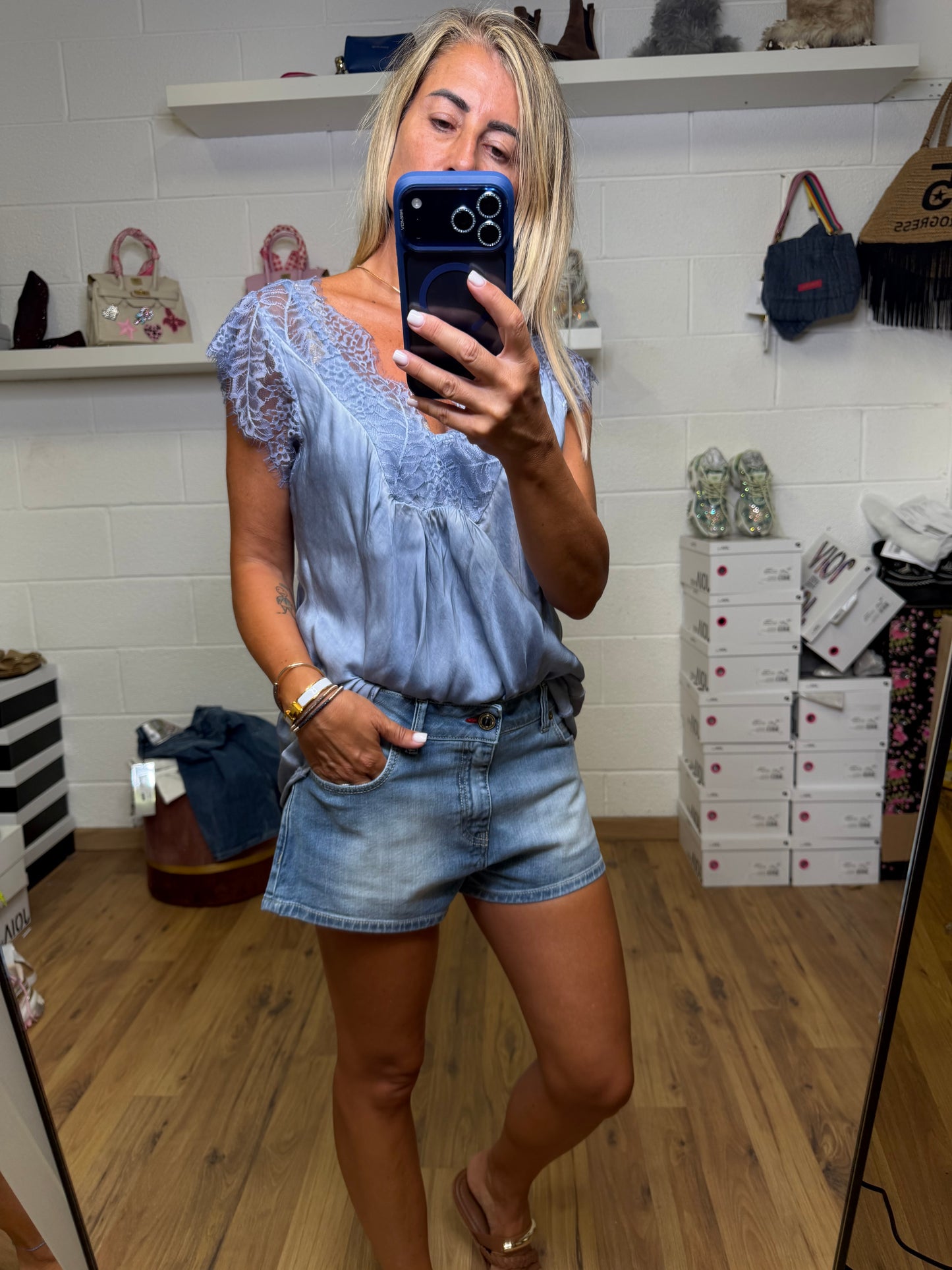 ABpink. Top in viscosa con pizzo