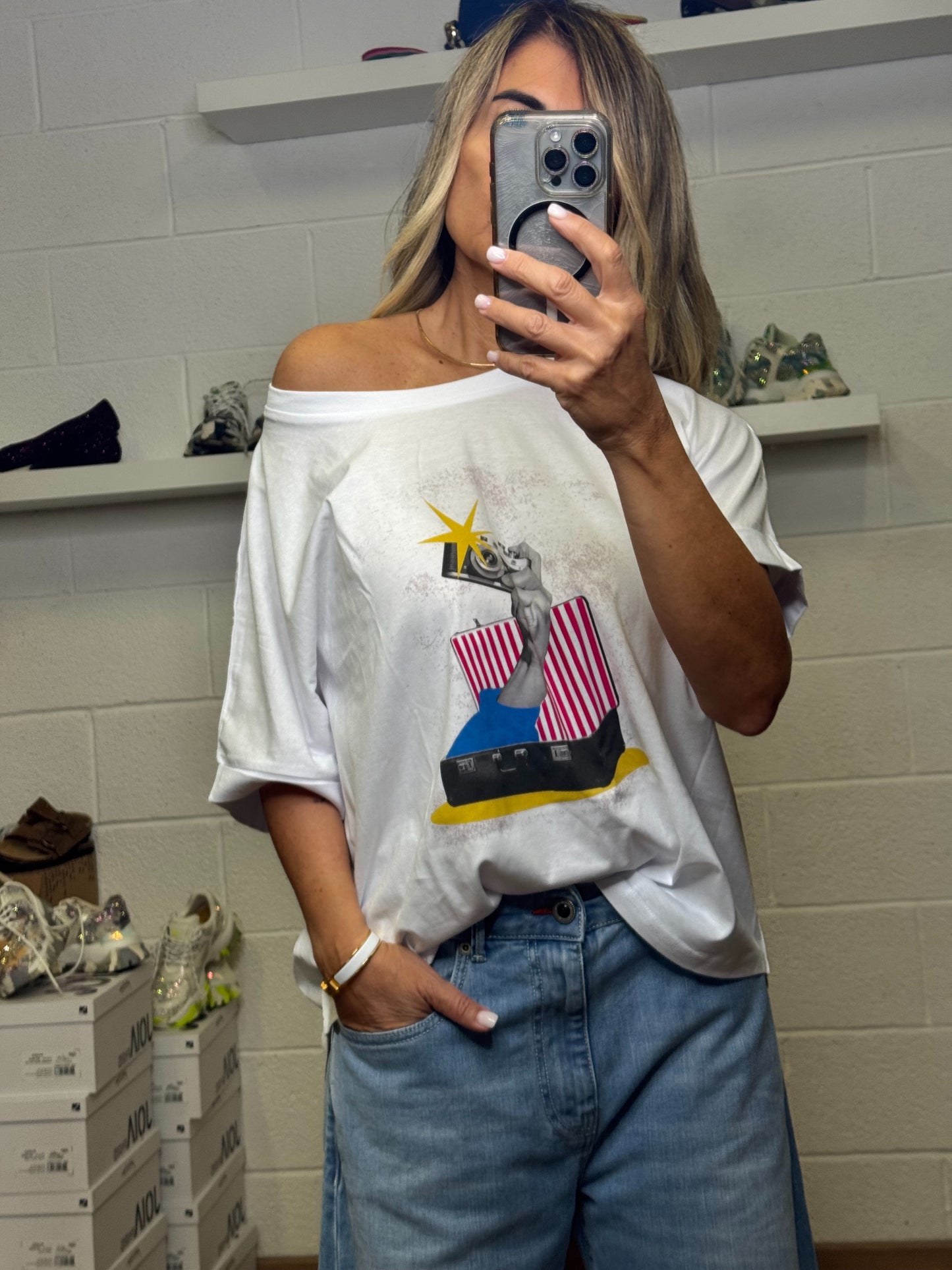 AB Pink. T-shirt over macchina fotografica