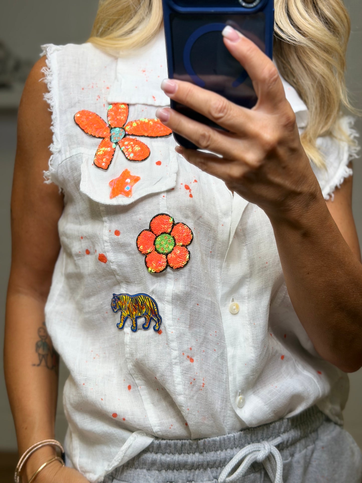 Abpink. Camicia Smanicata in Lino con Patch e Dettagli Pop