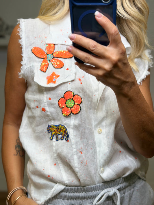 Abpink. Camicia Smanicata in Lino con Patch e Dettagli Pop