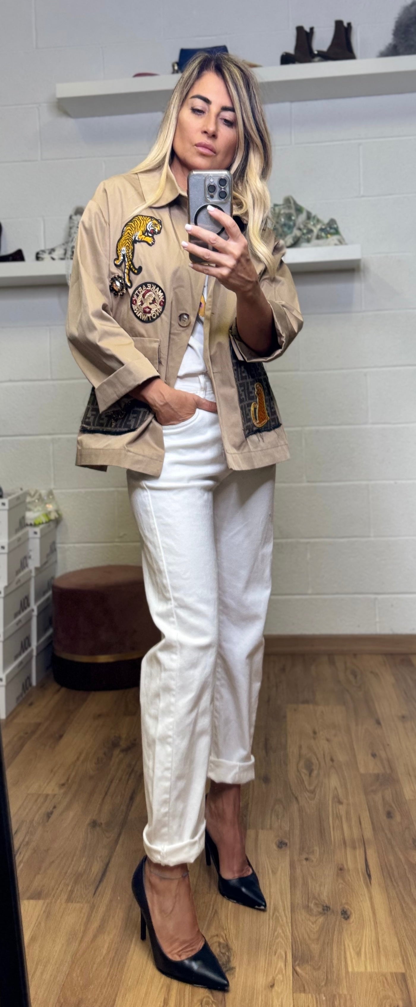 AB Pink . Chiarina beige con patch iconiche
