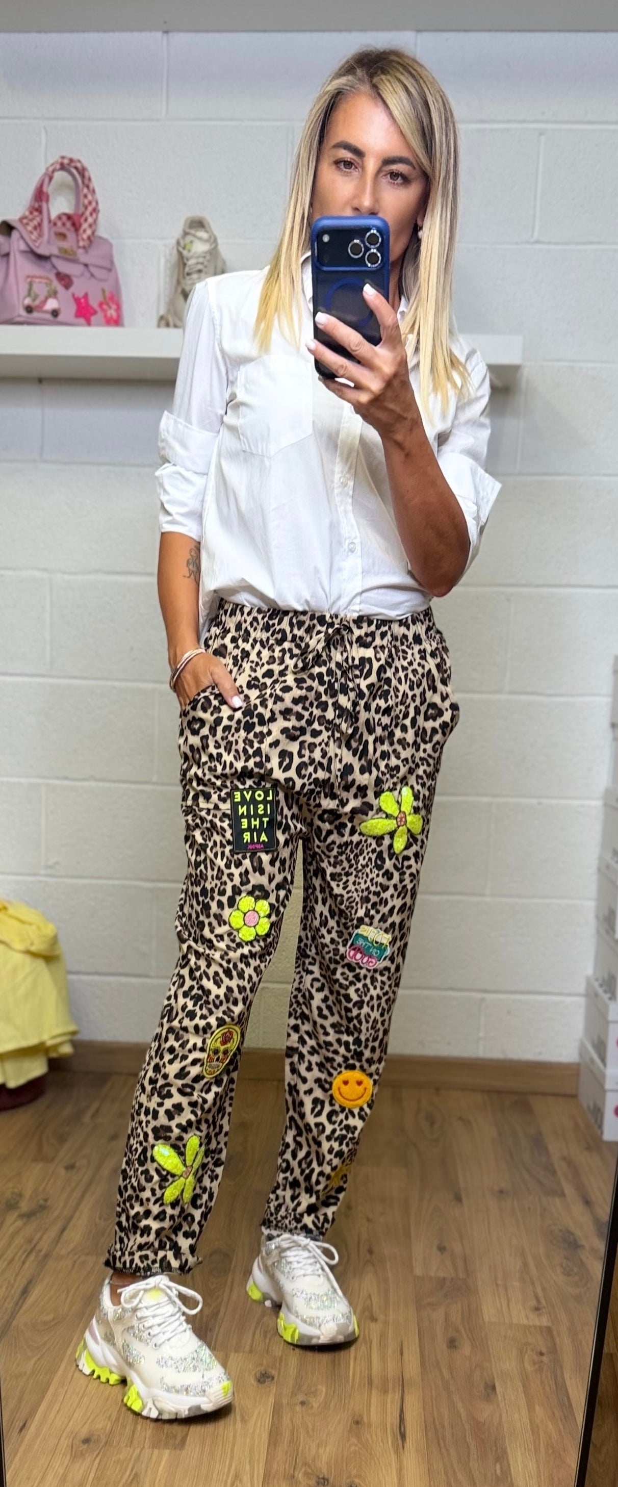 Abpink. Pantalone animalier con applicazioni