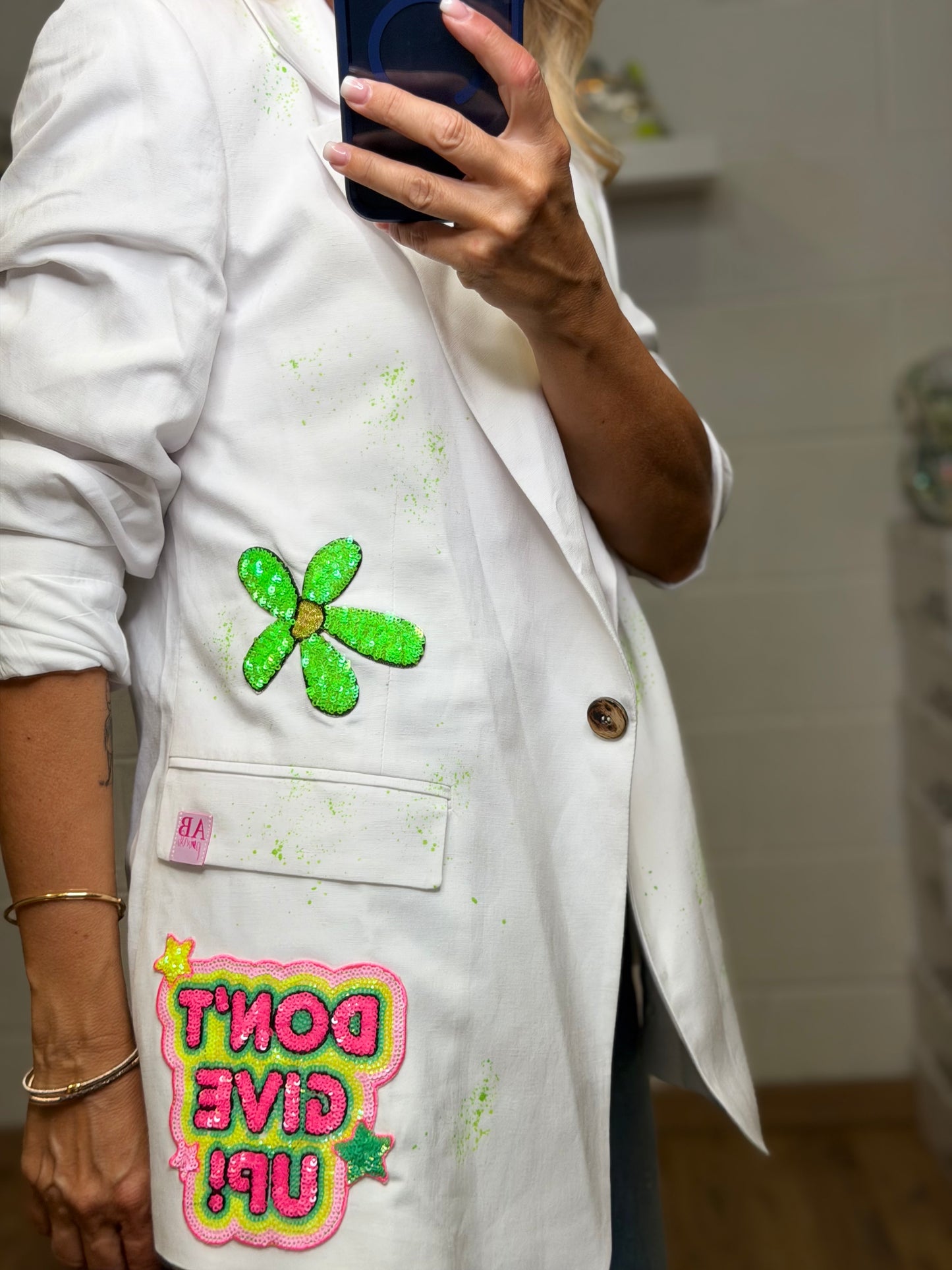 Abpink. Blazer Bianco Custom con Dettagli Fluo e Patch-50%