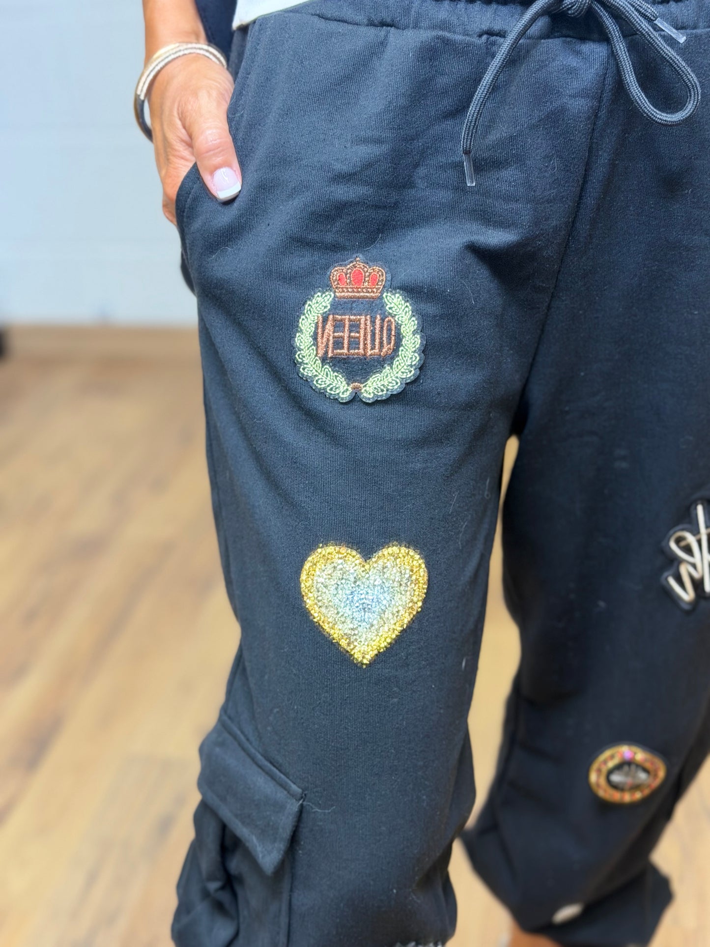 Abpink. Cargo nero con patch gioiello