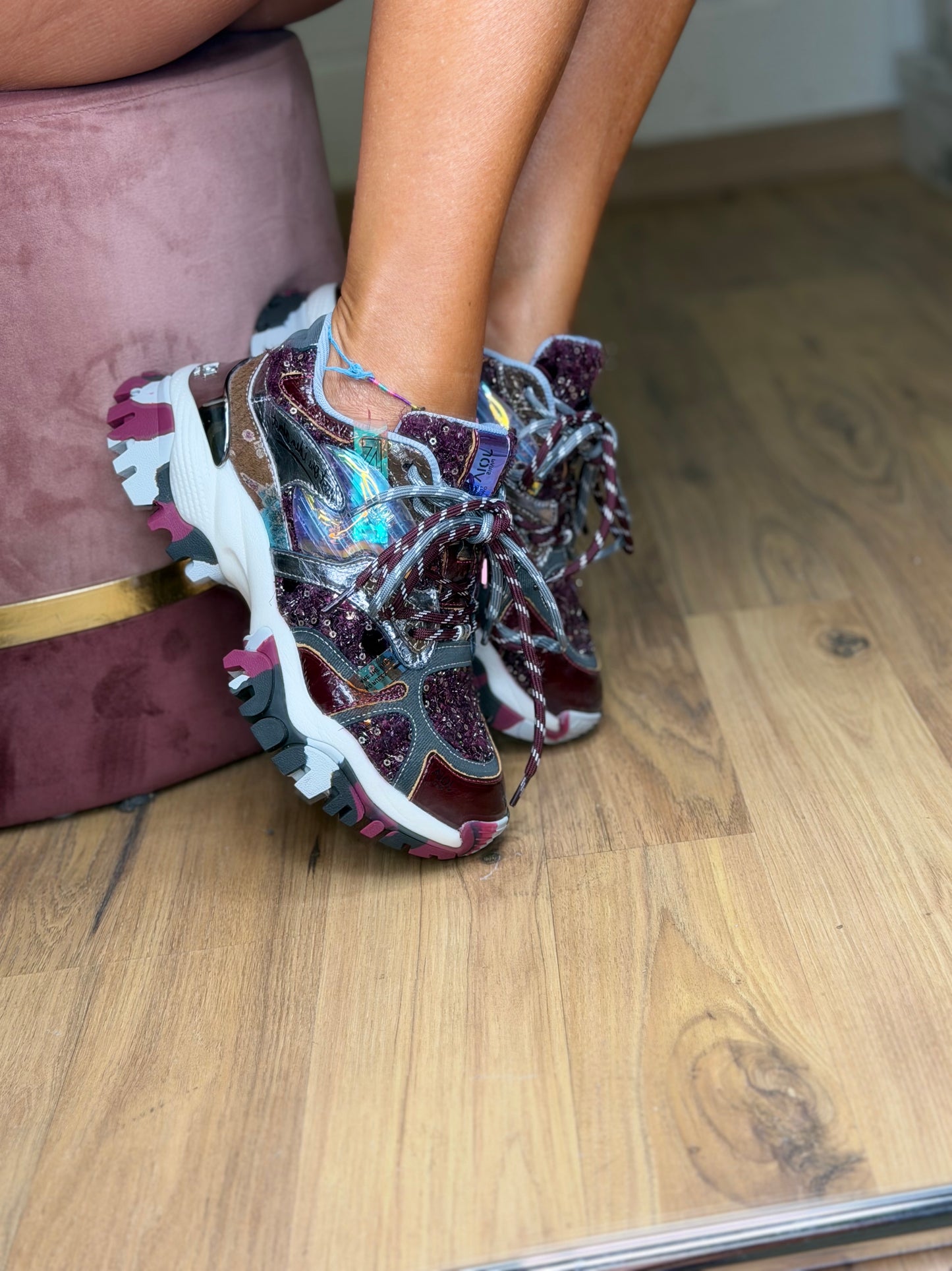 Joia Paris. Sneakers cherry gold