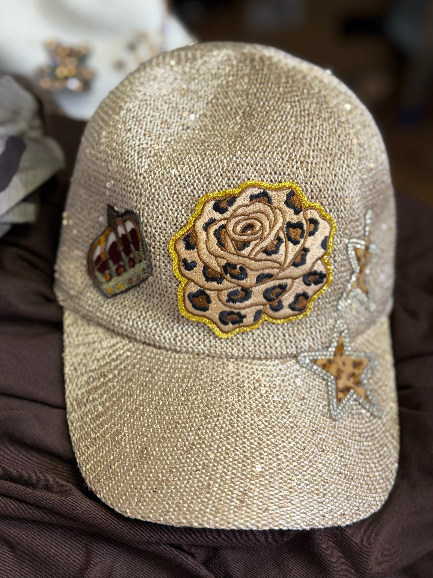 ABpink. Cappello intrecciato con dettagli unici