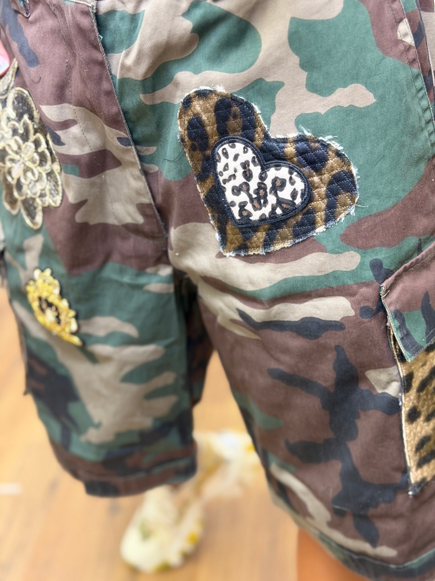 Abpink. Bermuda camouflage con patch gioiello