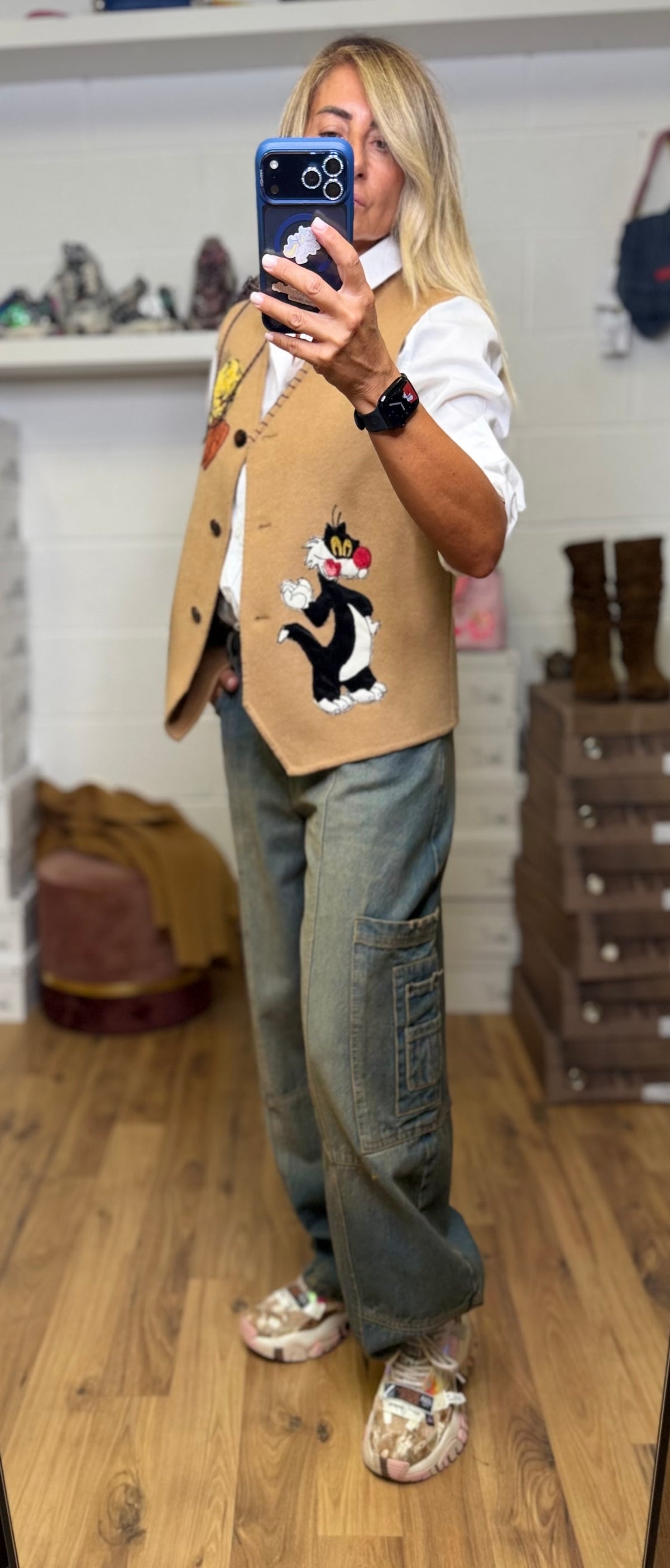 Front Street. Gilet ricamato cammello