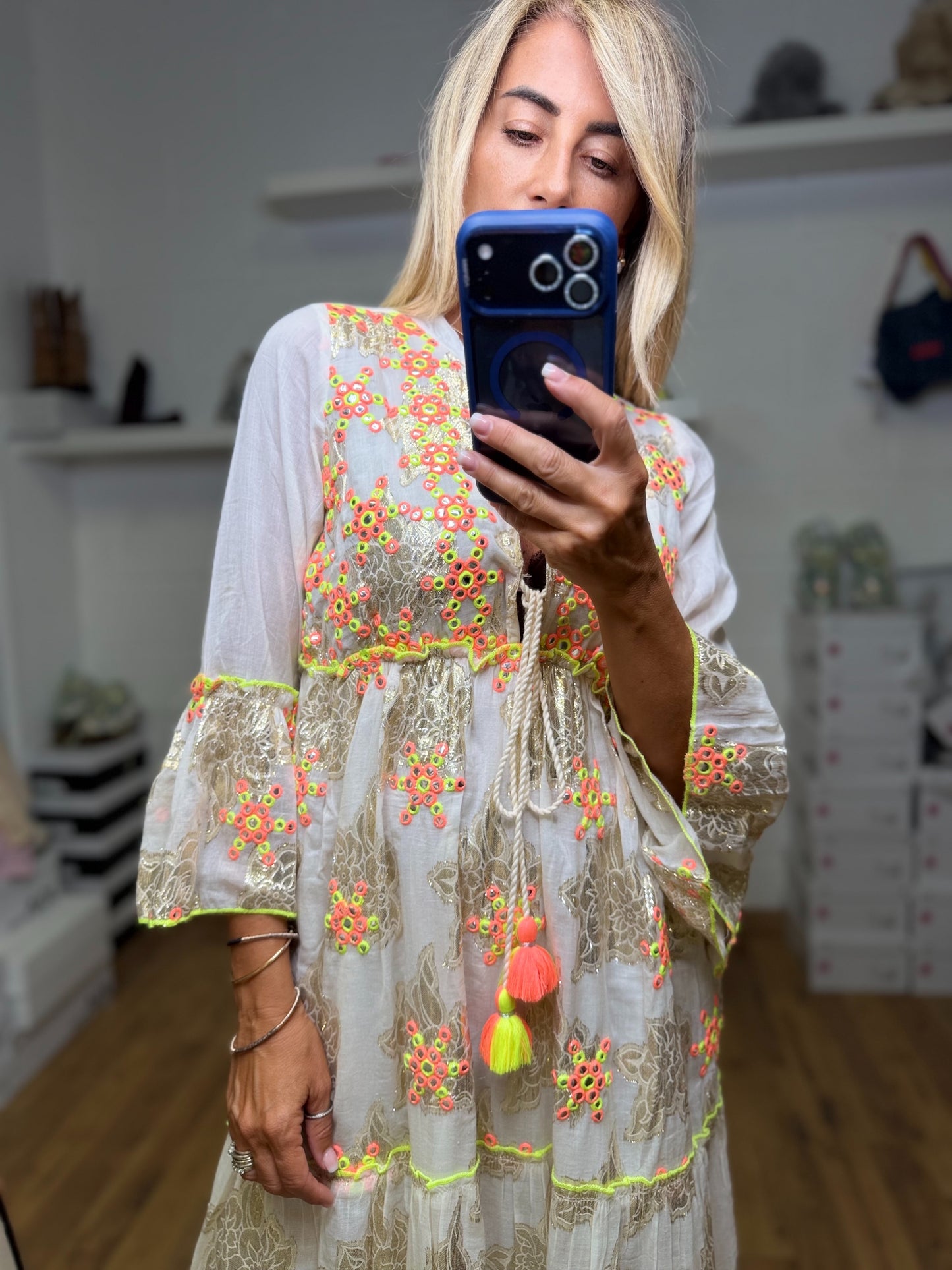 ABpink. Abito lungo boho ricamato con dettagli fluo