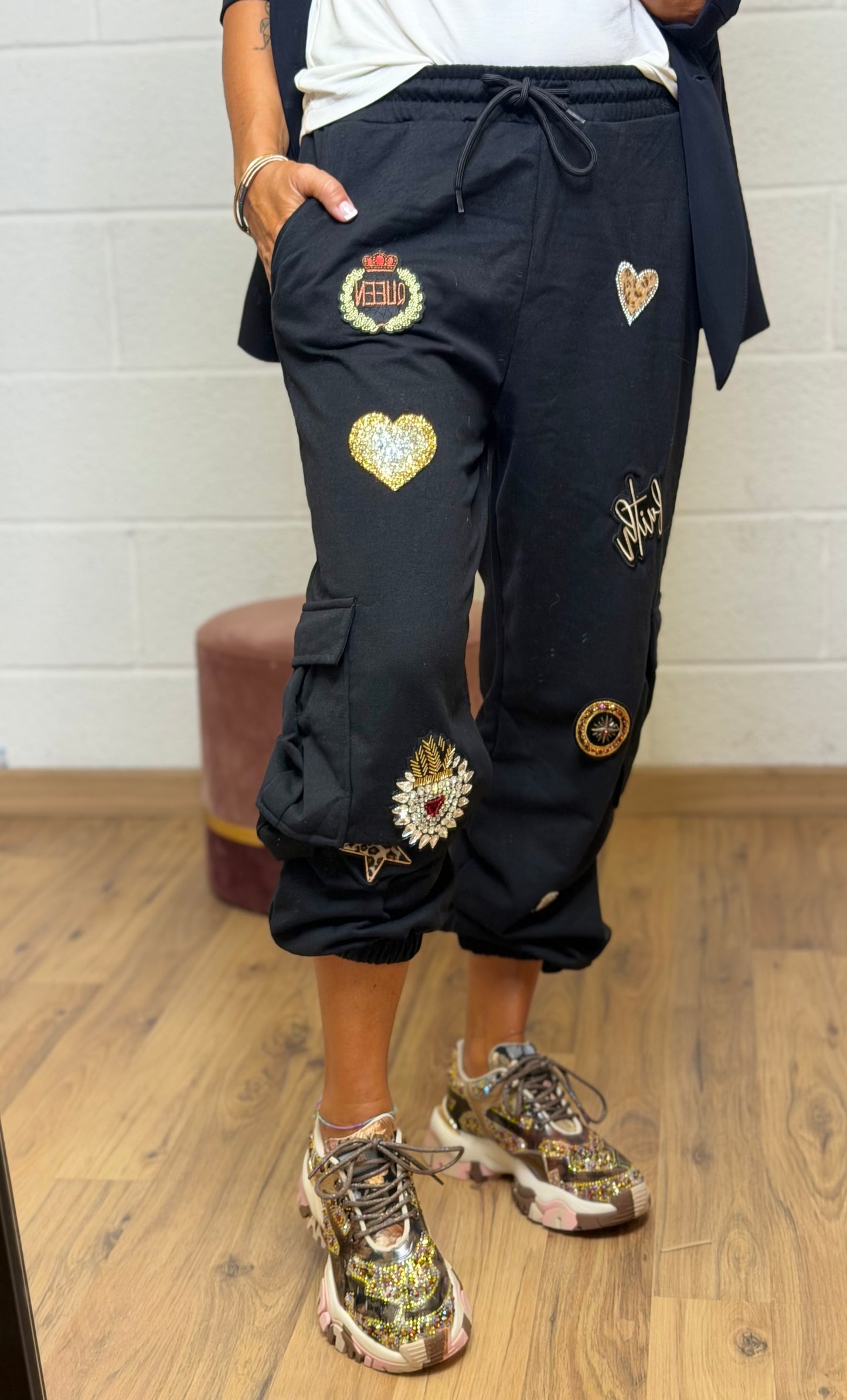 Abpink. Cargo nero con patch gioiello