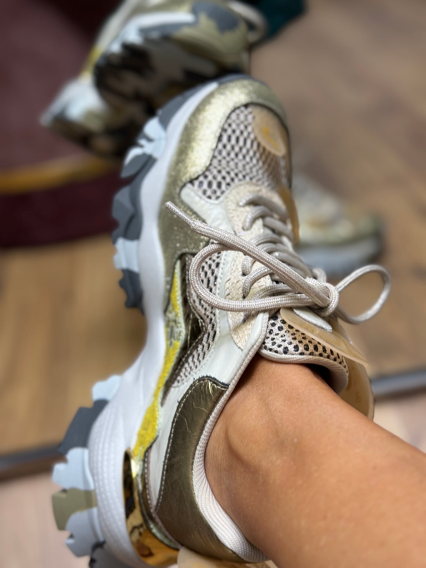 Joia Paris. Sneakers gold green