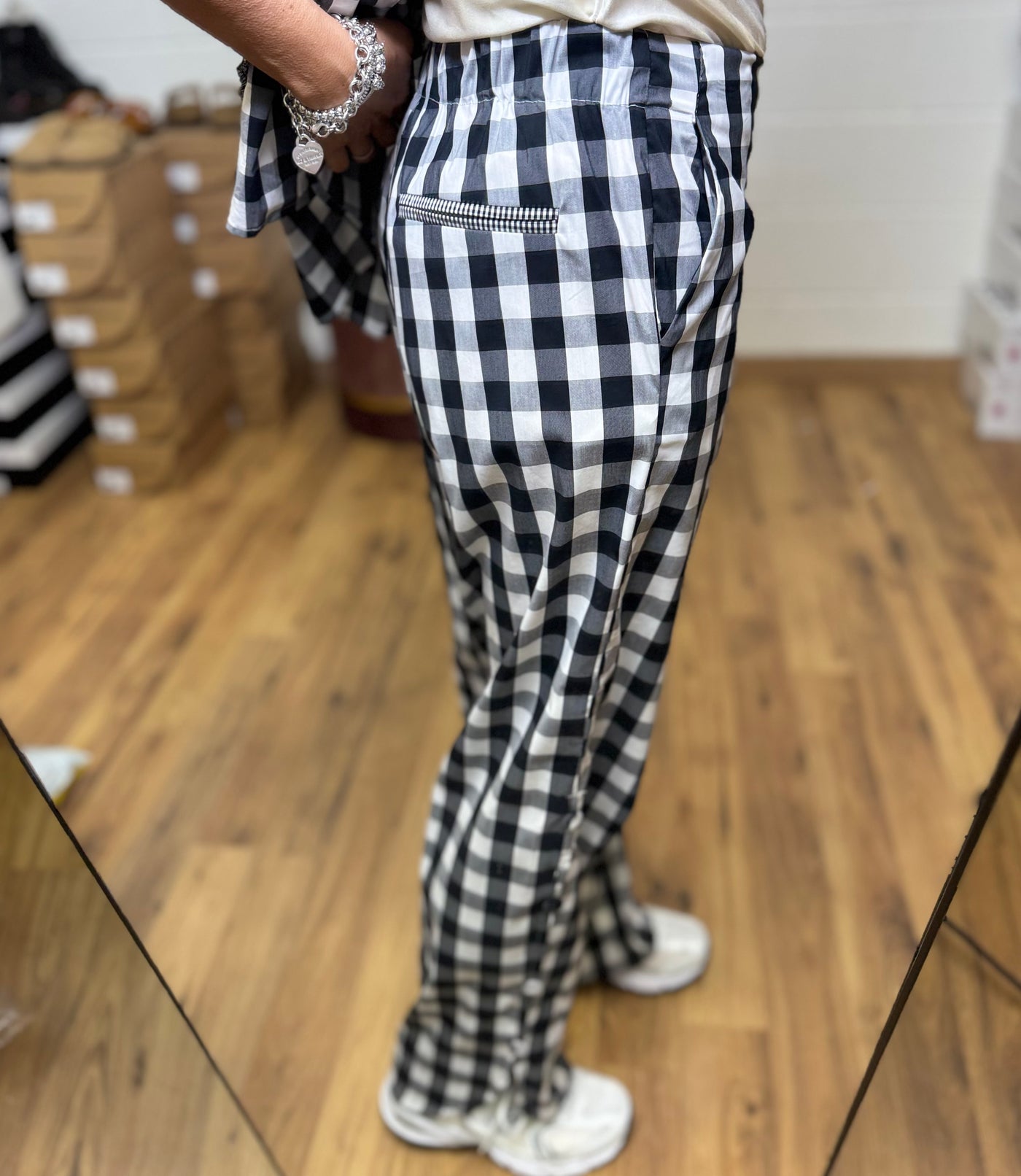 Front street. Pantalone Vichy