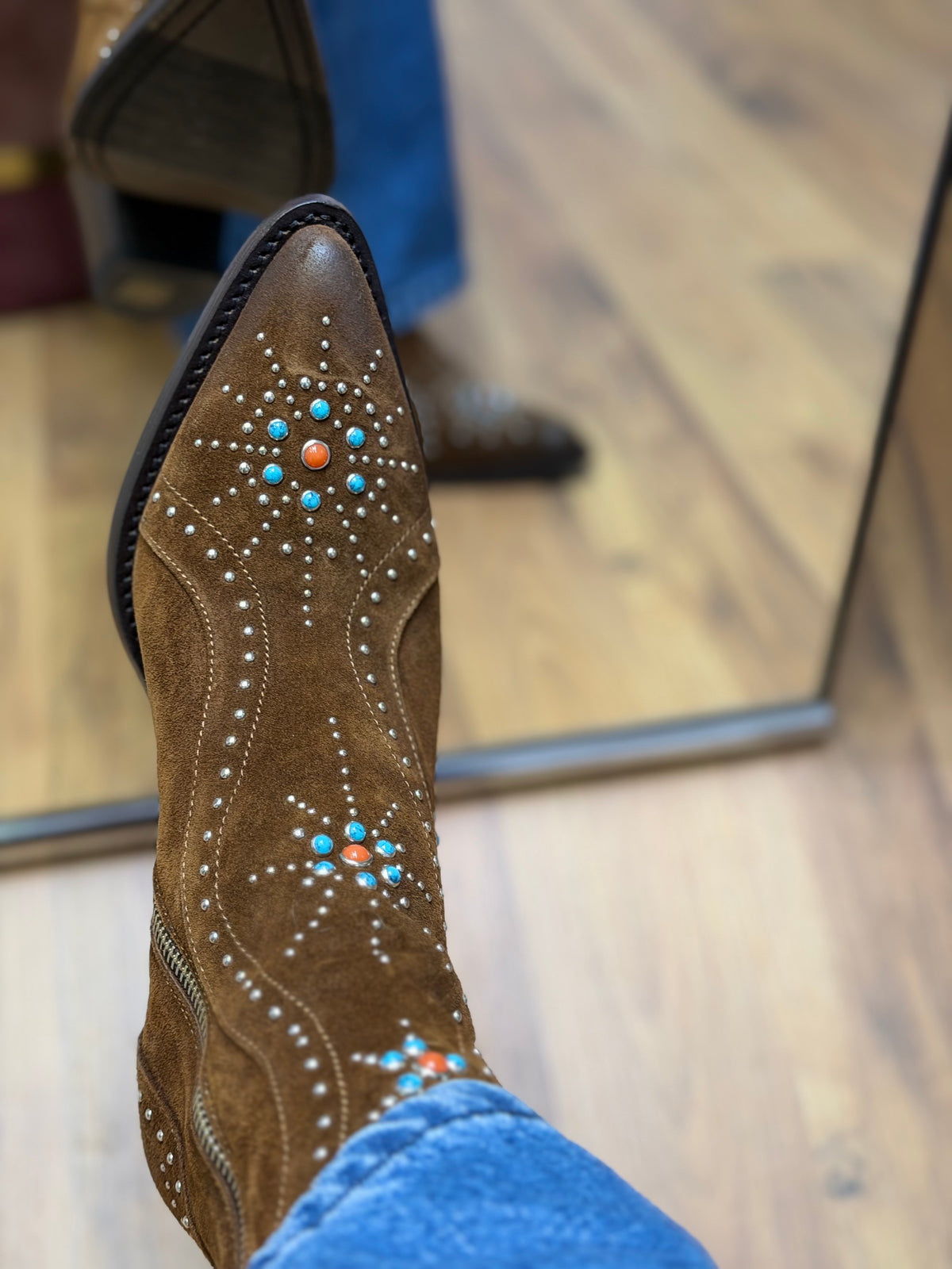 Ducanero. Texano in suede con borchie e pietre