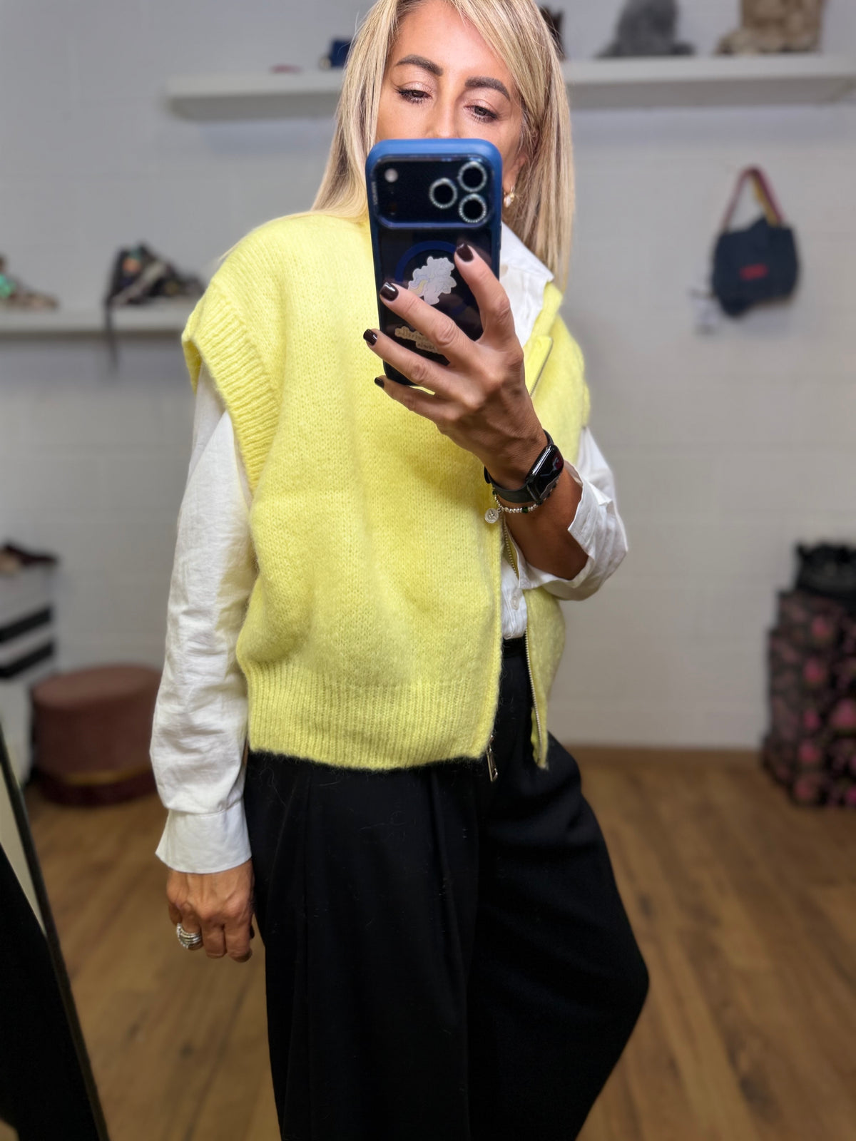 Emma red. Gilet in maglia giallo luminoso con zip