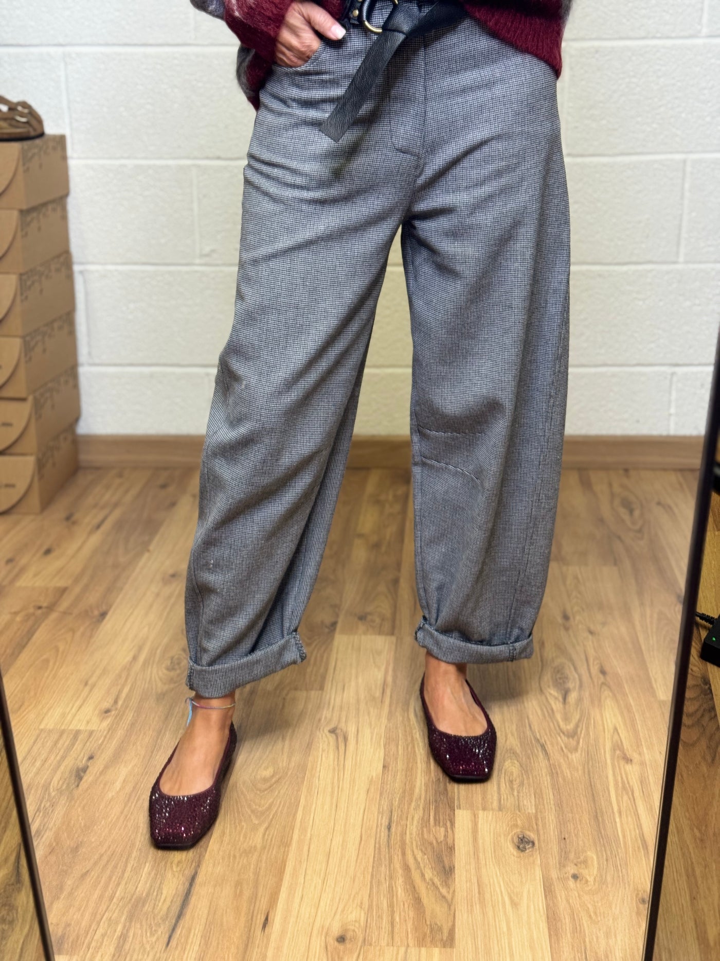 Le Streghe. Pantalone grigio-60%