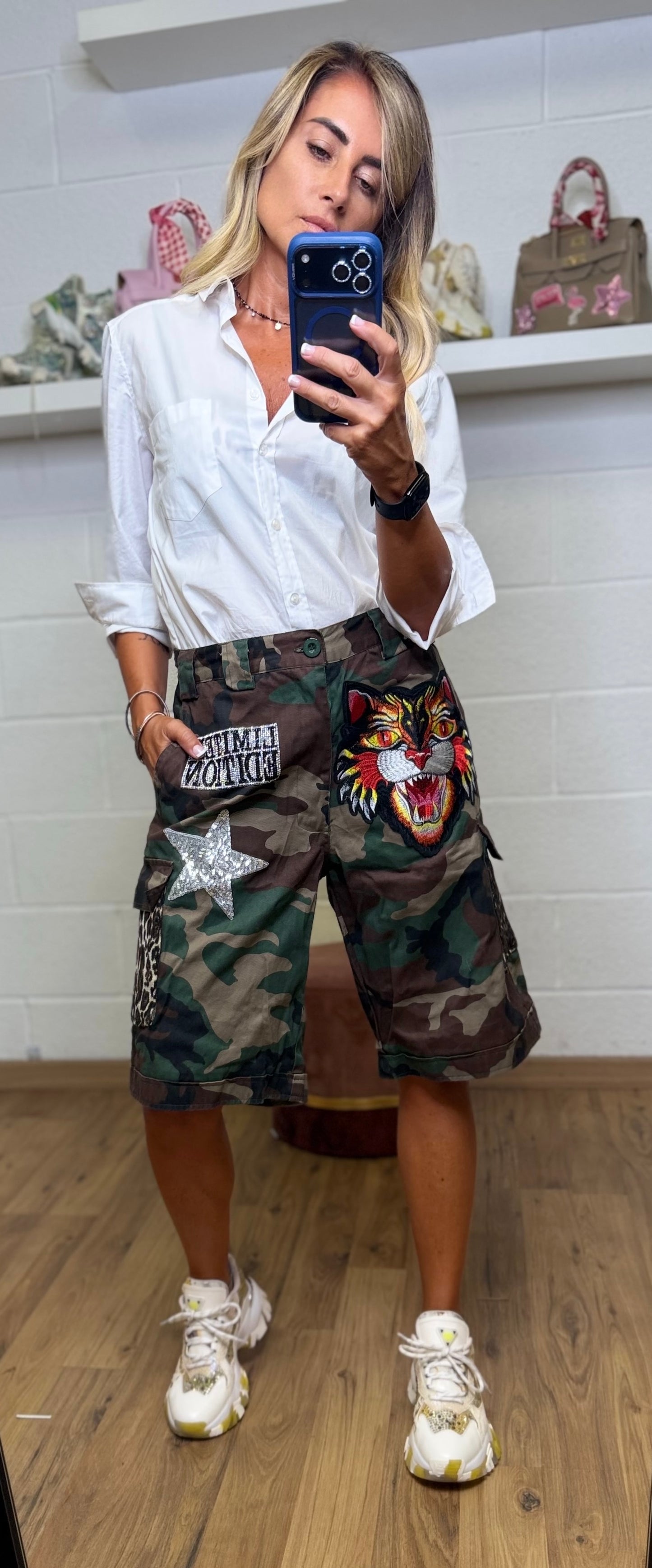 Abpink. Bermuda camouflage con patch gioiello