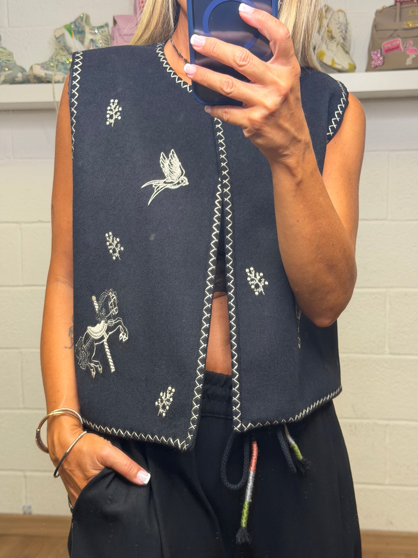 Front Street. Gilet ricamato nero
