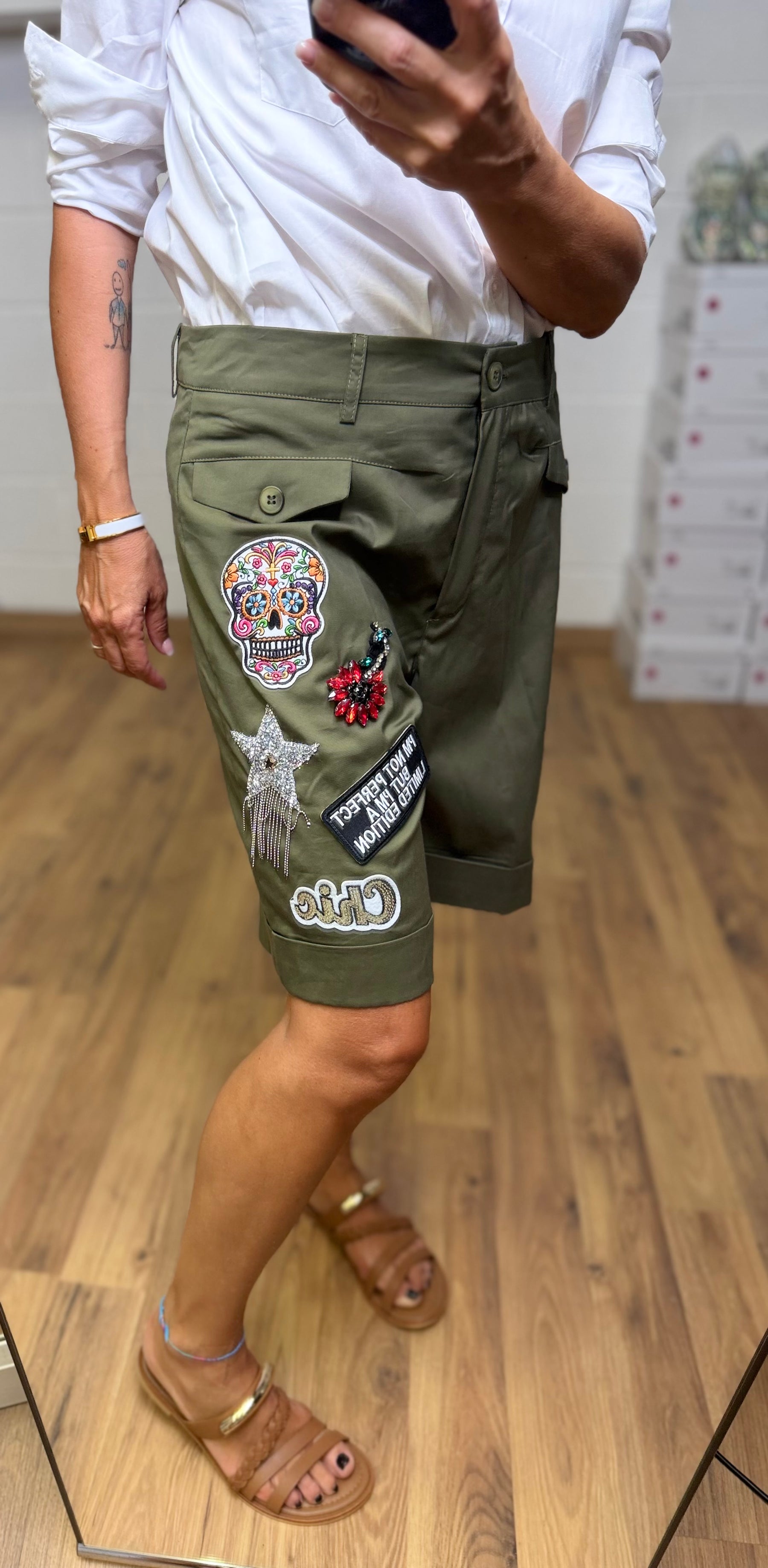 ABpink. Bermuda verde militare con patch-50%