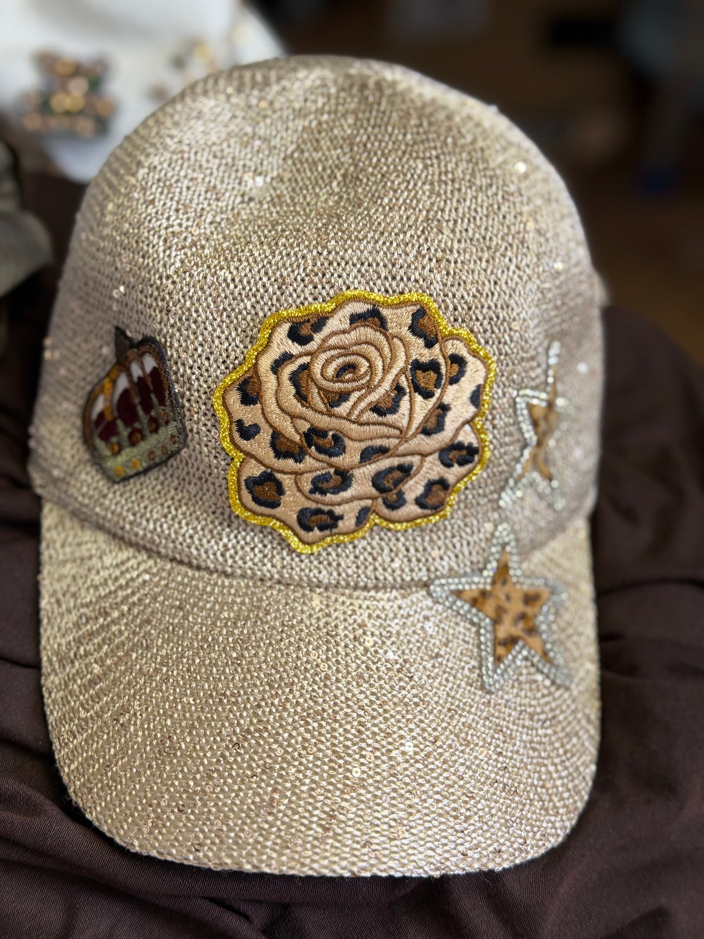 ABpink. Cappello intrecciato con dettagli unici