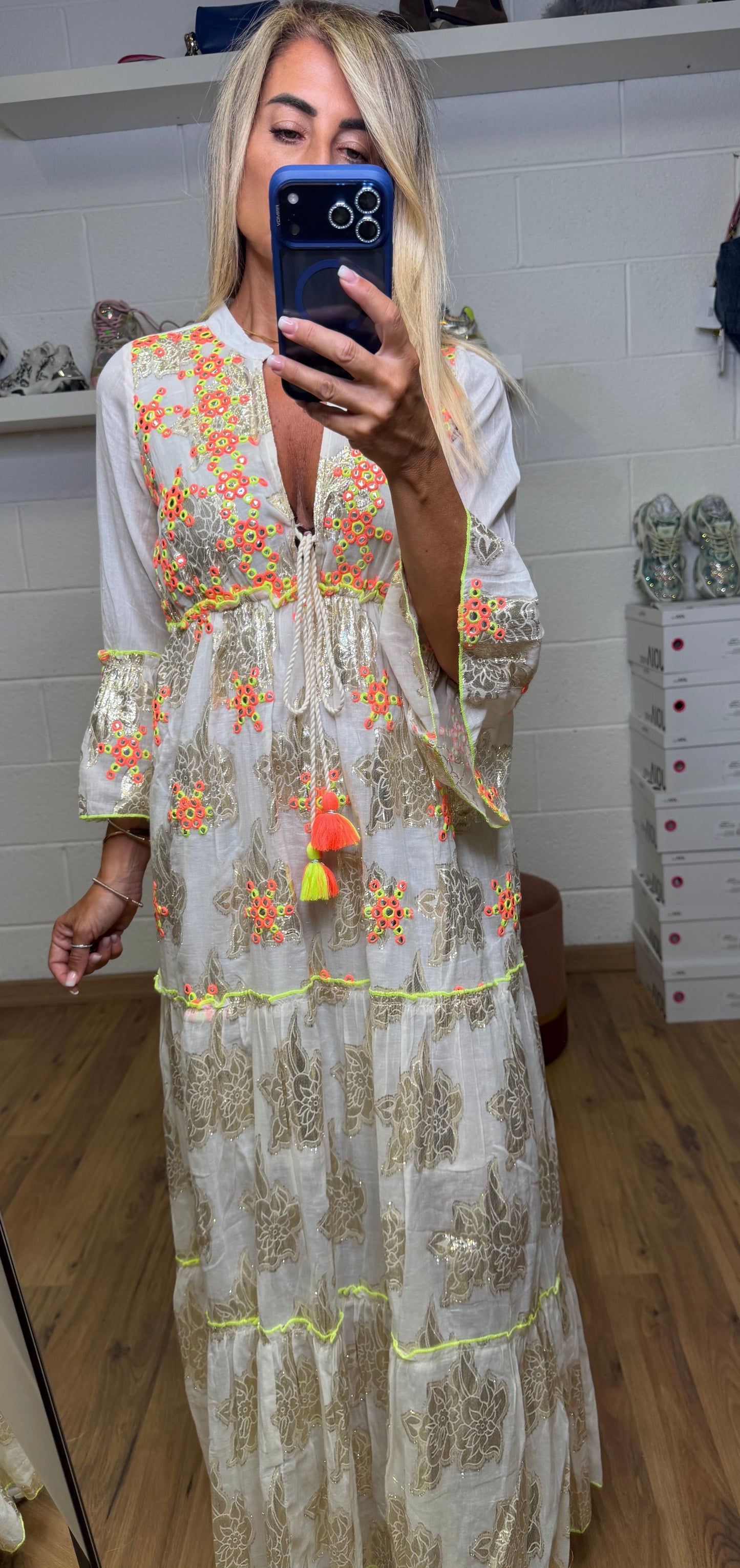 ABpink. Abito lungo boho ricamato con dettagli fluo